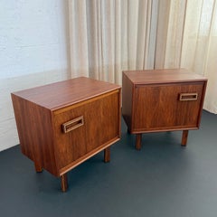 Ein Paar Nachttische im Mid-Century-Modern-Stil aus Walnussholz mit Messingverzierungen