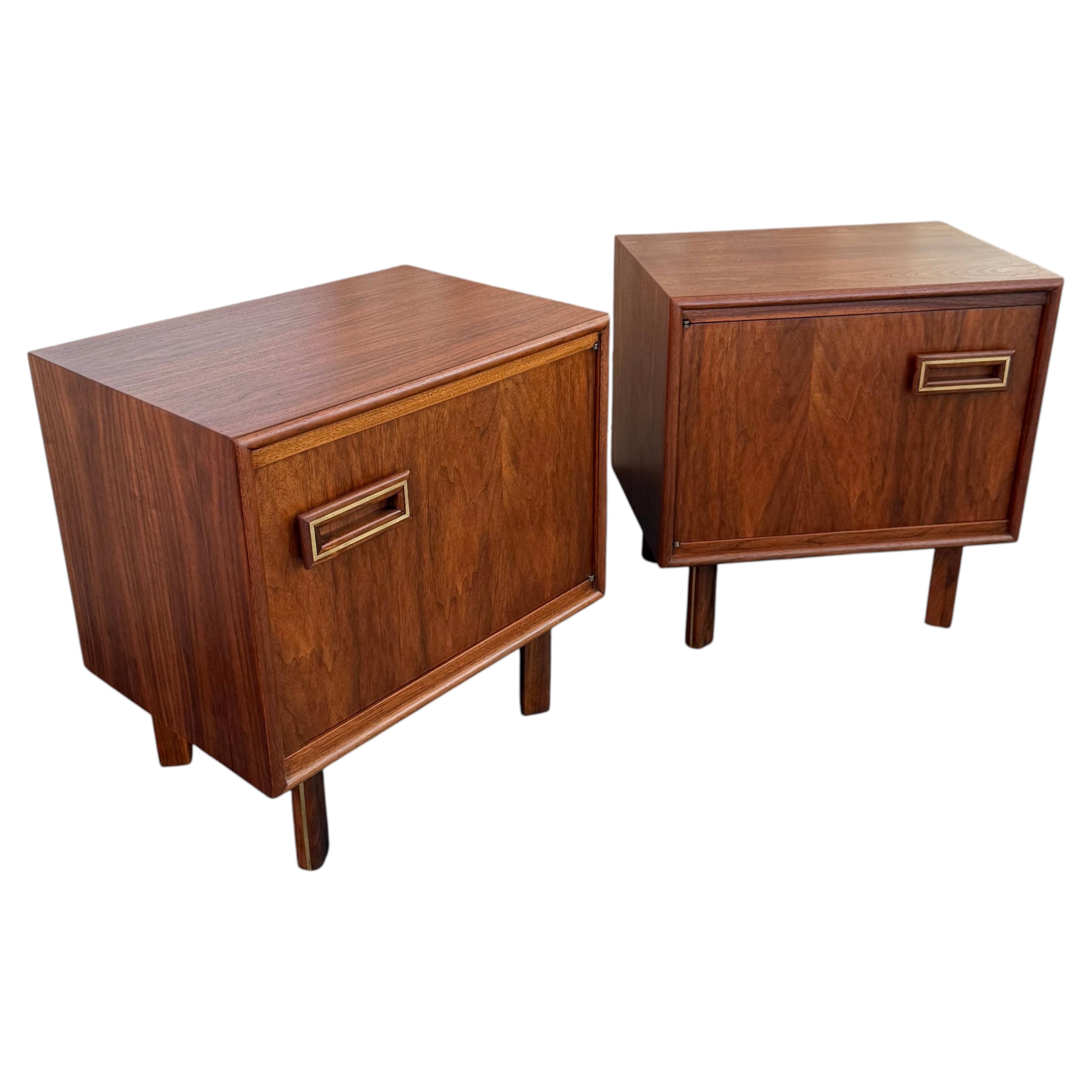 Coppia di comodini/tavolini in stile Mid-Century Modern in noce con finiture in ottone