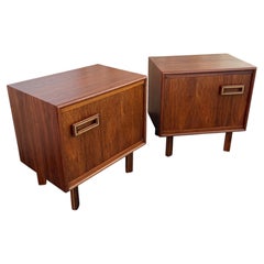 Ein Paar Nachttische im Mid-Century-Modern-Stil aus Walnussholz mit Messingverzierungen