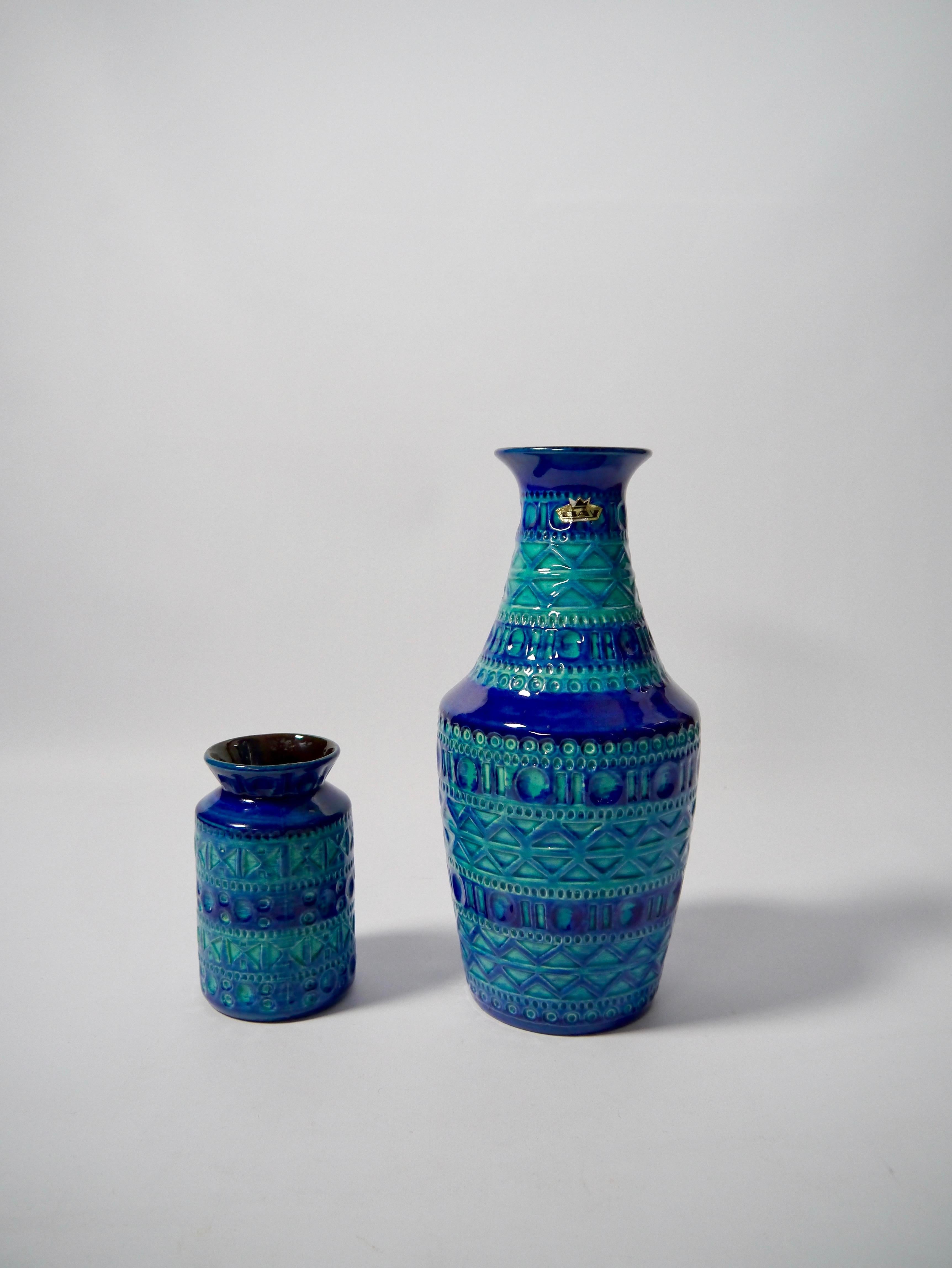 Pair of Mid-Century Modern glazed ceramic vases designed by Bodo Mans for BAY Keramik, West Germany 1960s. Decorative geometric pattern and vibrant shades of turquoise and blue, reminding of Bitossi's 