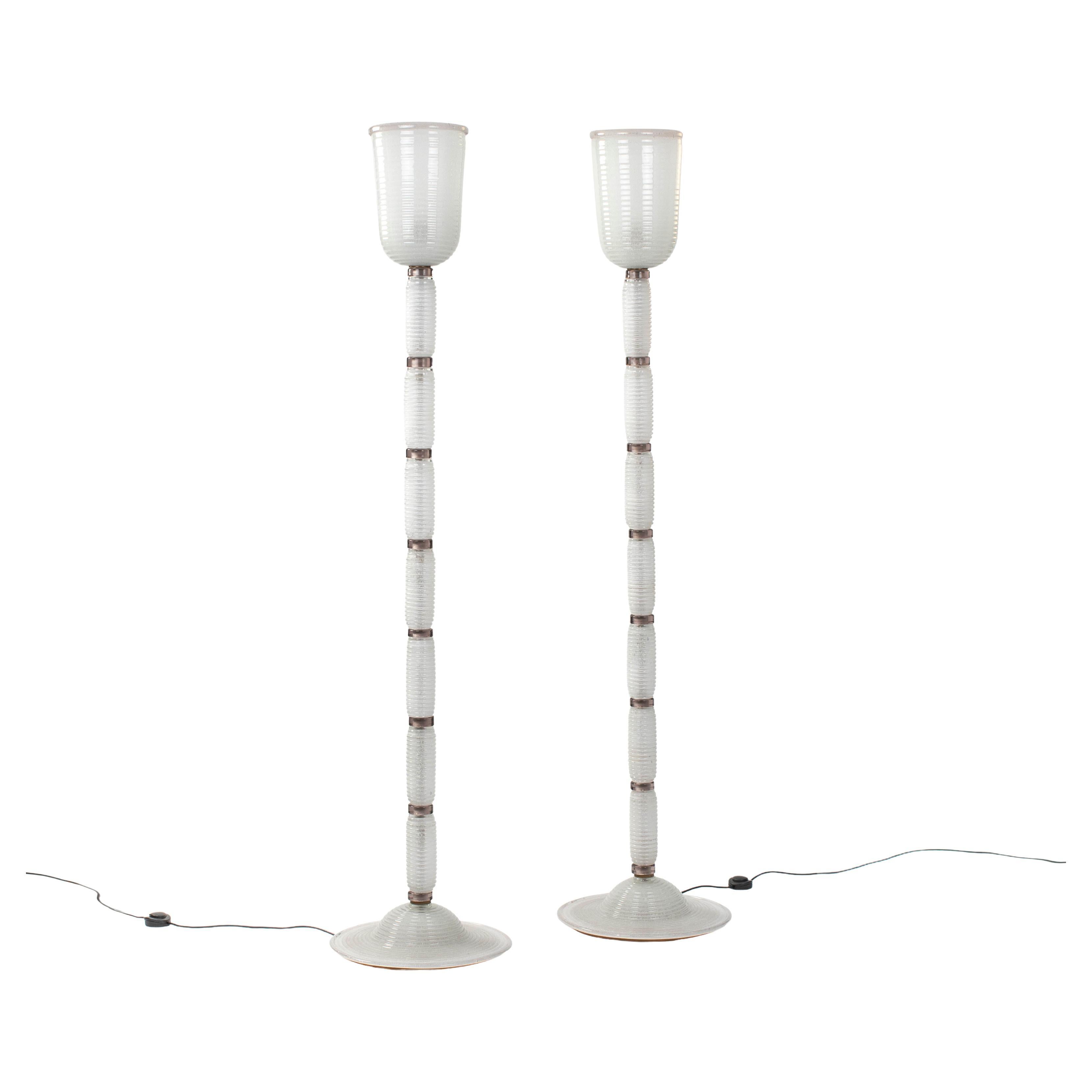 Paire de lampadaires modernes du milieu du siècle dernier en verre de Murano coloré en blanc et améthyste 1980 en vente