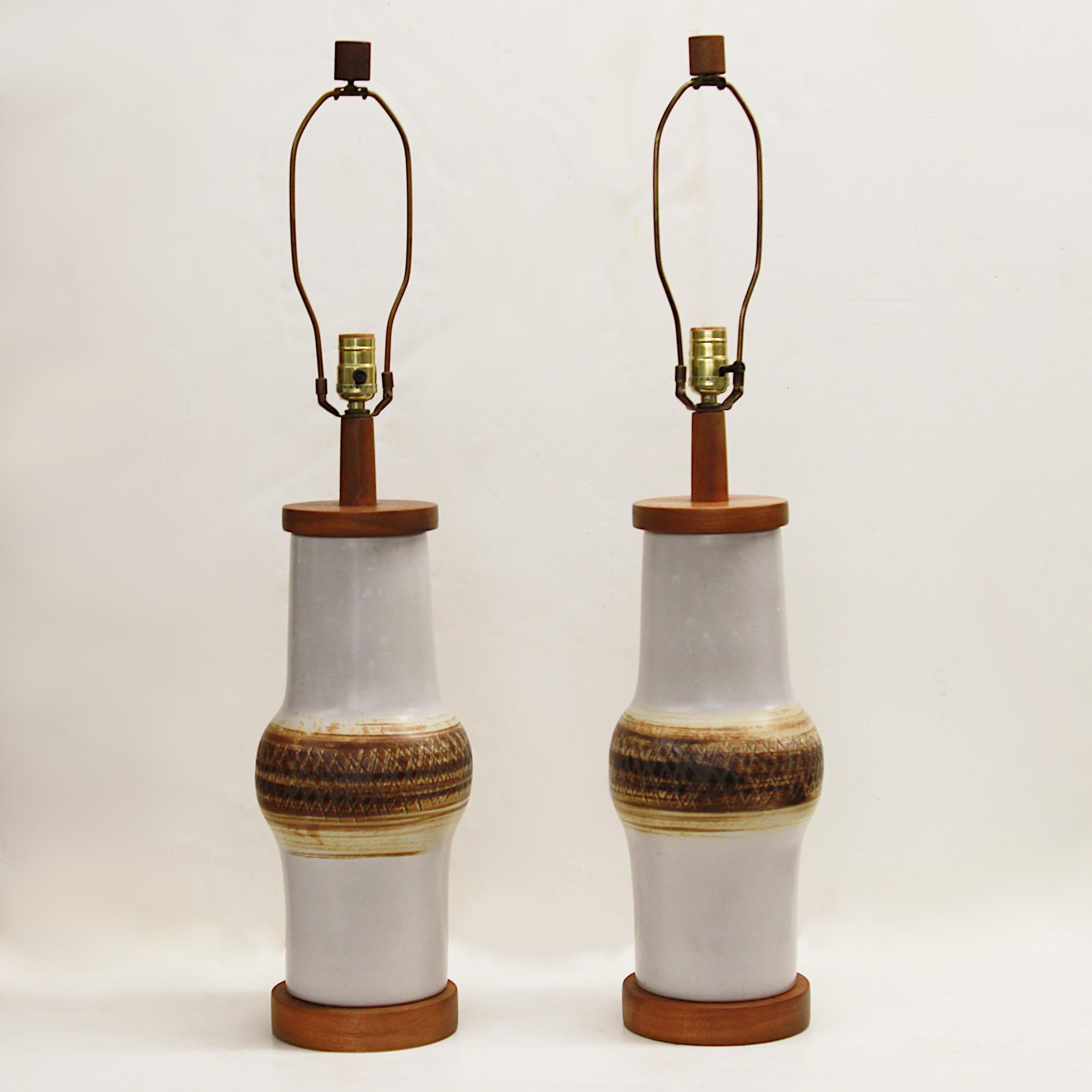 Mid-Century Modern Paire de lampes de bureau en céramique blanche de style mi-siècle moderne par Martz Marshall Studios en vente