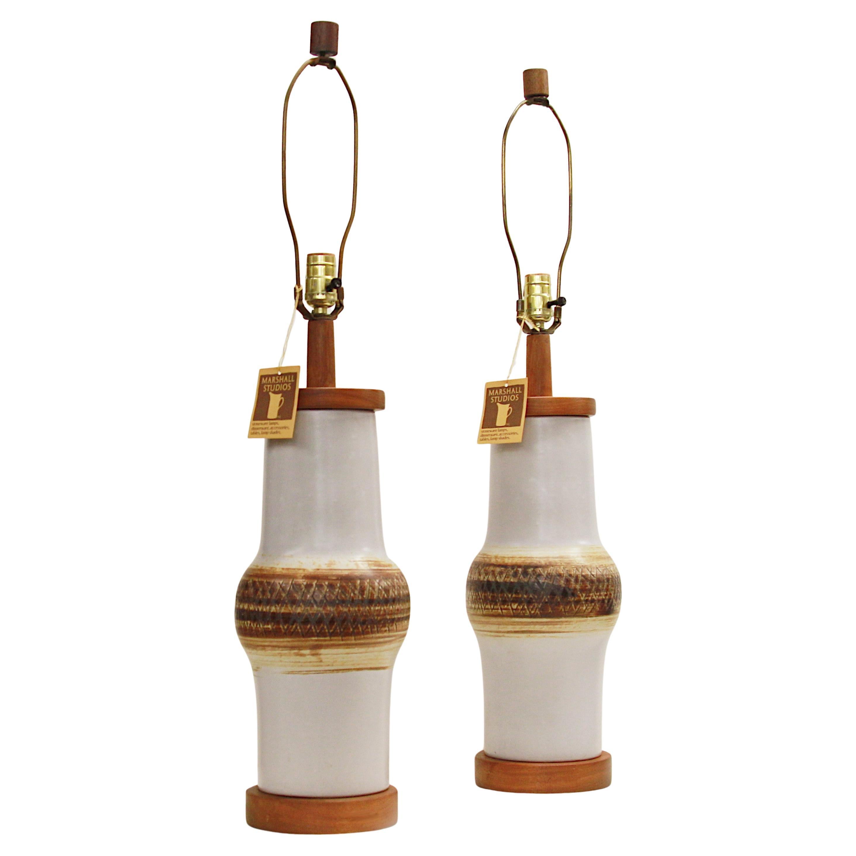 Coppia di lampade da tavolo in ceramica bianca di Martz Marshall Studios, stile metà del secolo scorso