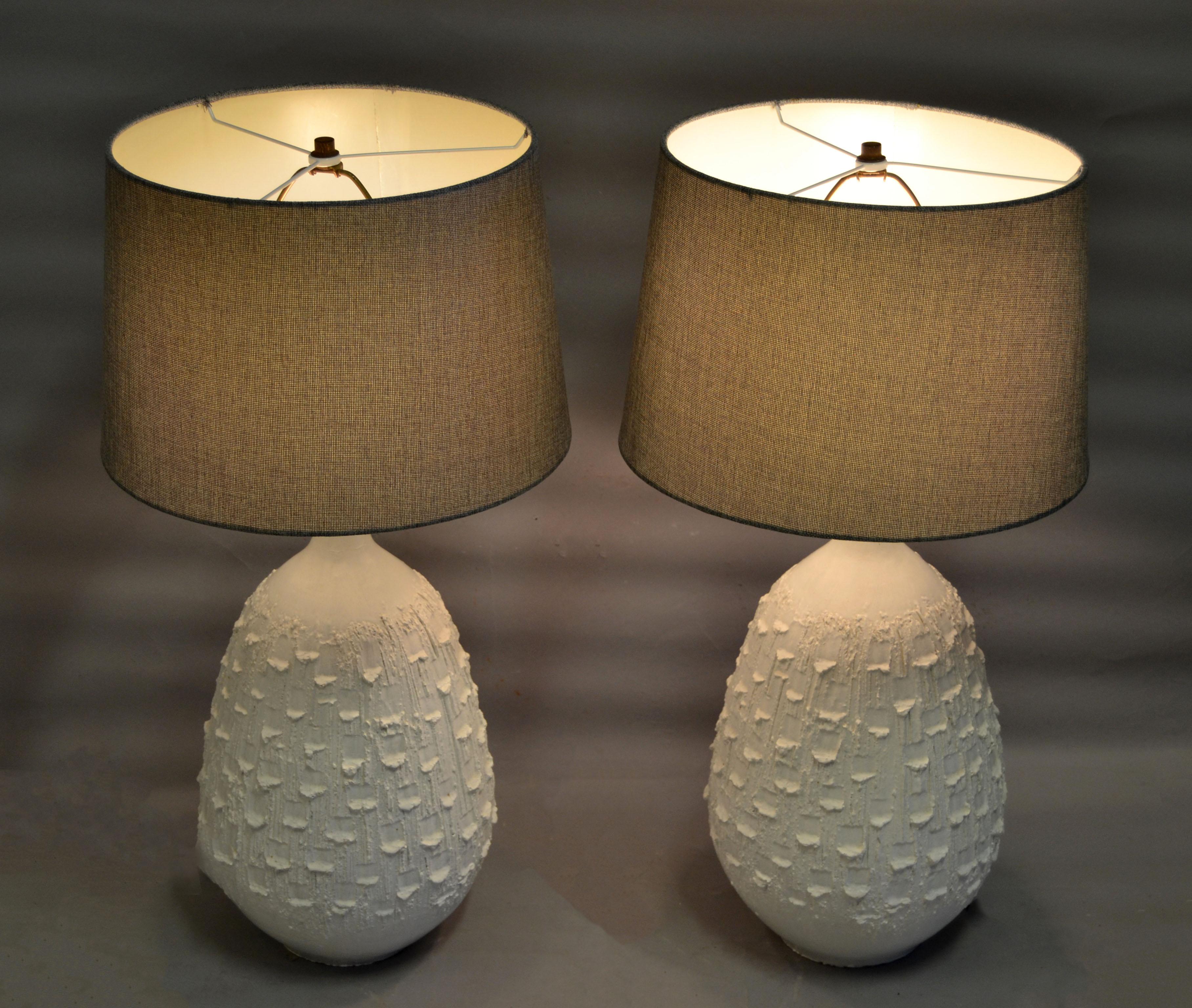 Paire de lampes de bureau en céramique blanche de style mi-siècle moderne en vente 3