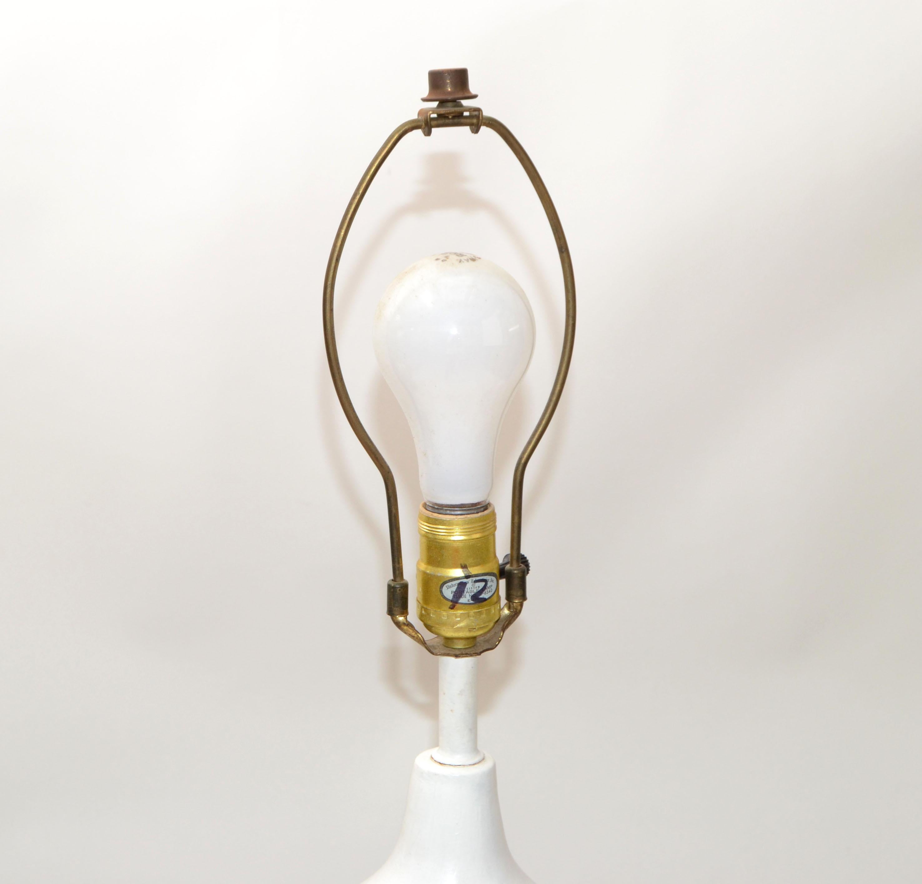 Paire de lampes de bureau en céramique blanche de style mi-siècle moderne en vente 4