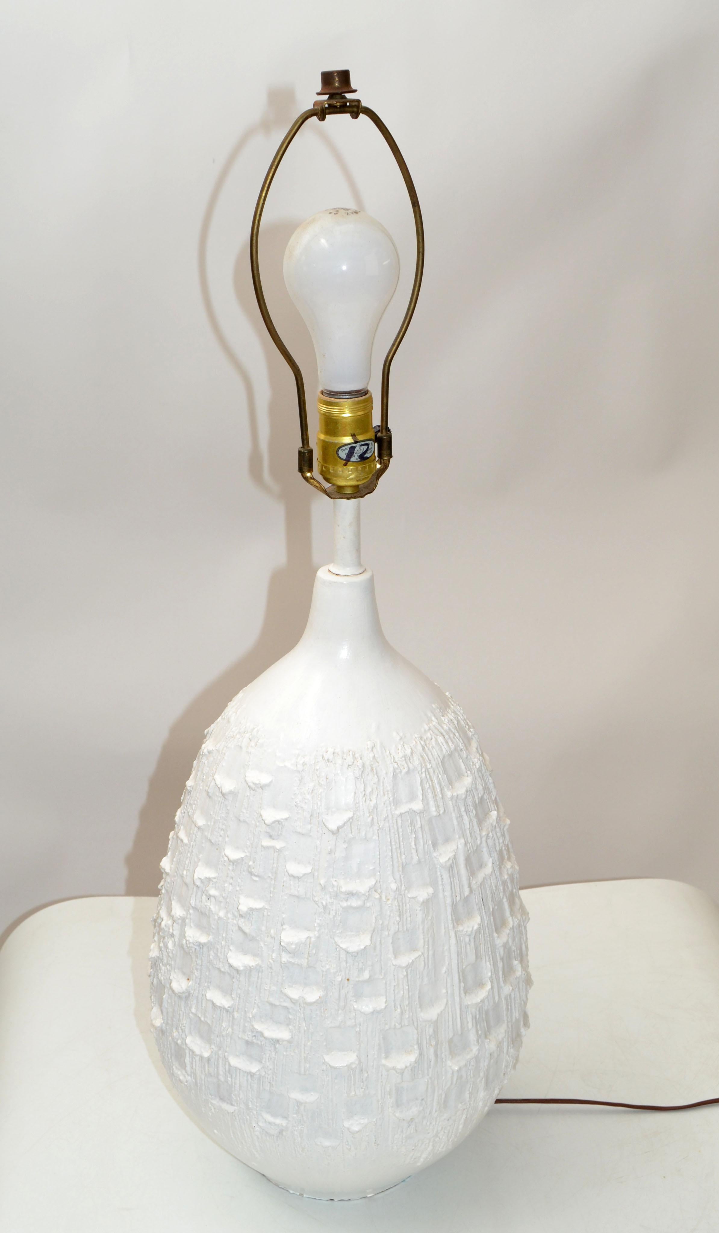Paire de lampes de bureau en céramique blanche de style mi-siècle moderne en vente 5