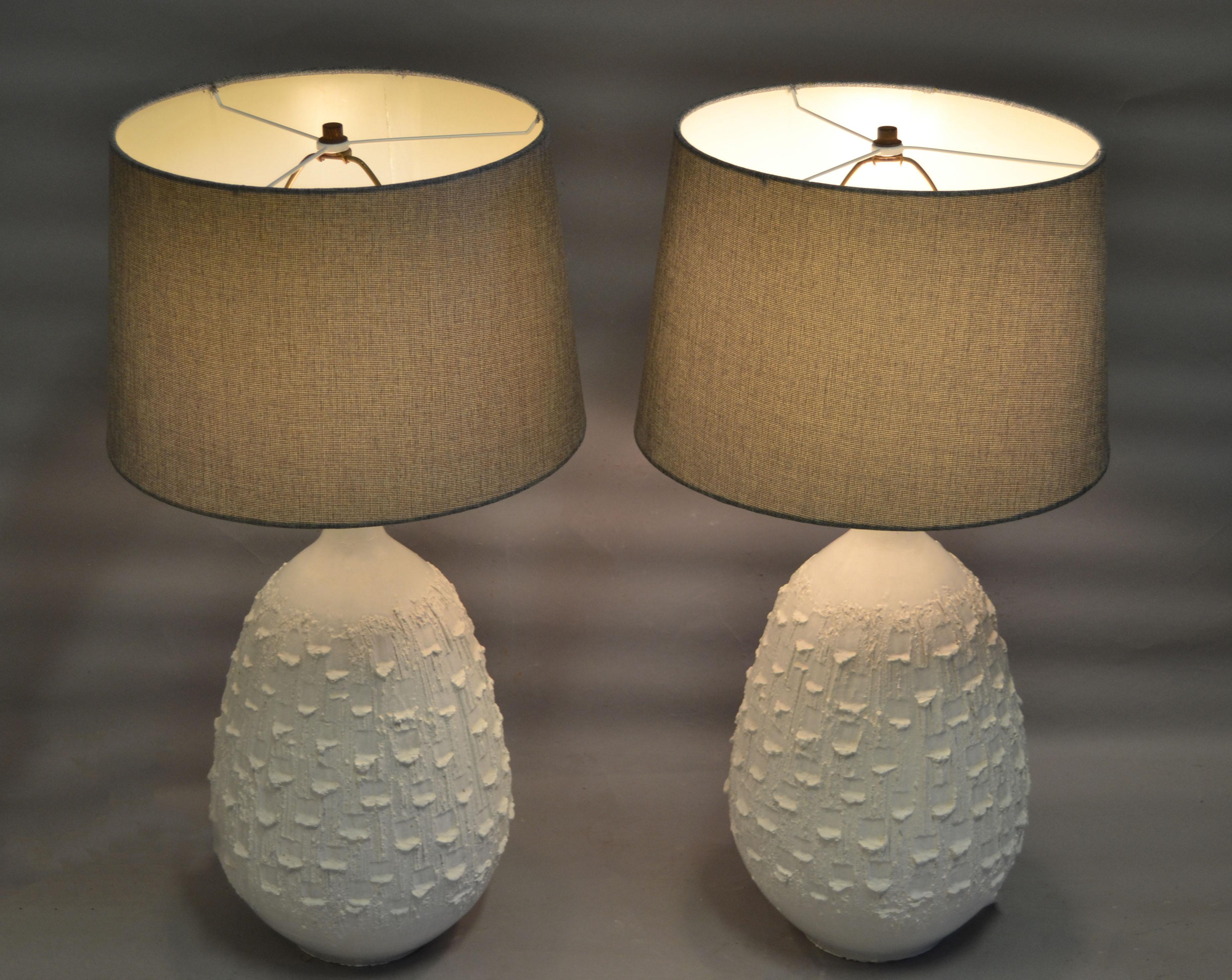 Pair of Mid-Century Modern White Ceramic Table Lamps For Sale 7