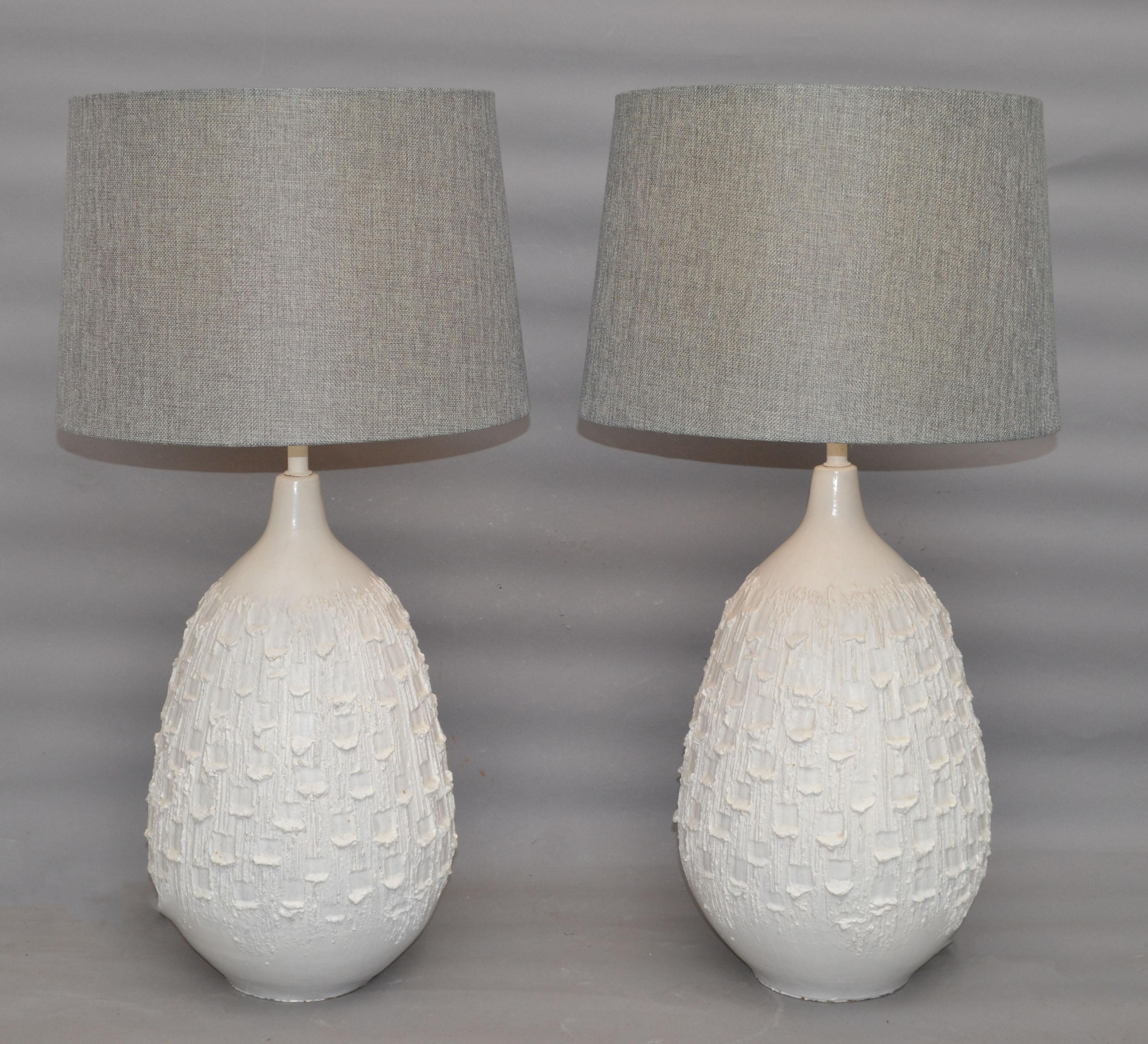Pair of Mid-Century Modern White Ceramic Table Lamps For Sale 8