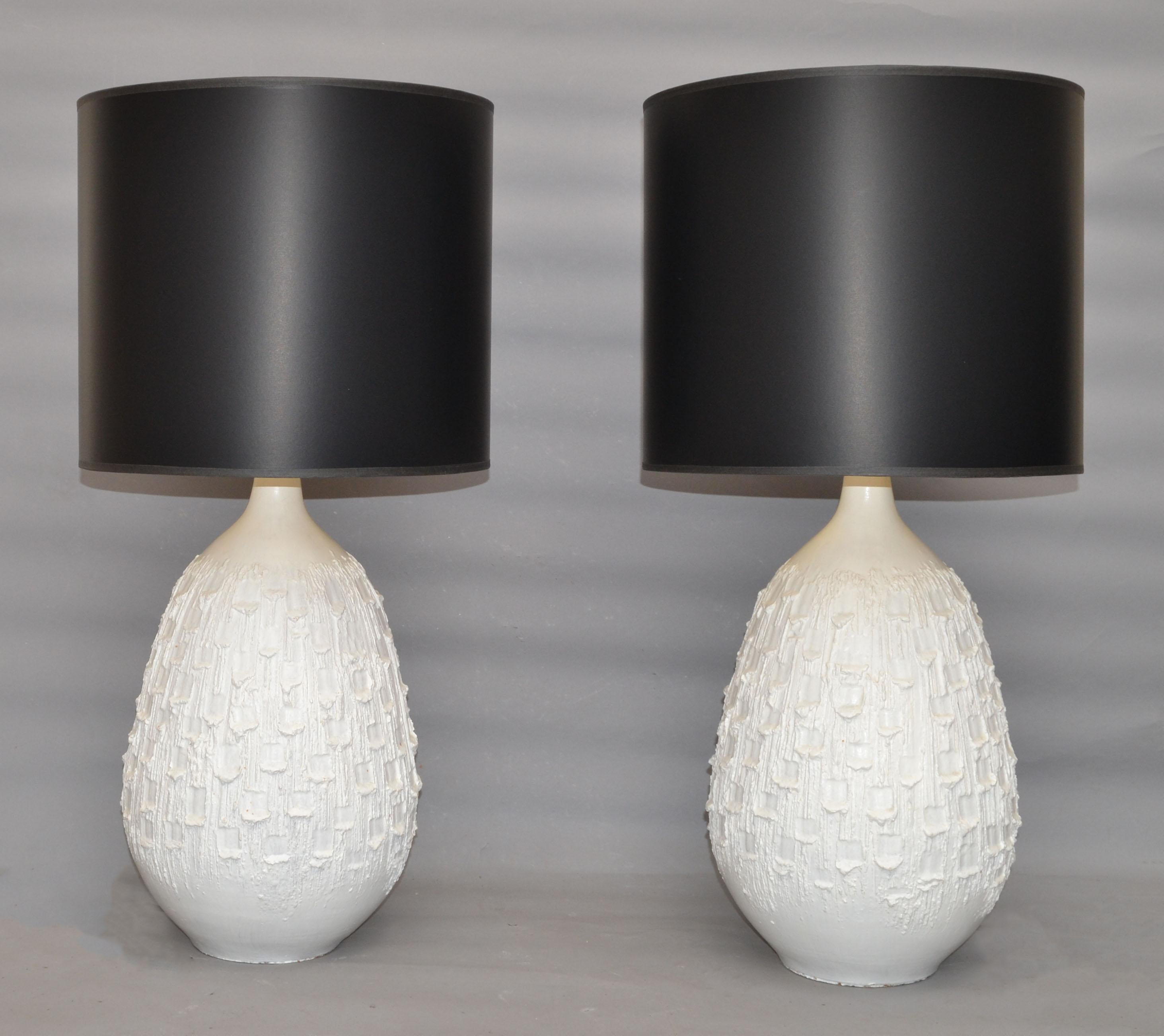 Mid-Century Modern Paire de lampes de bureau en céramique blanche de style mi-siècle moderne en vente