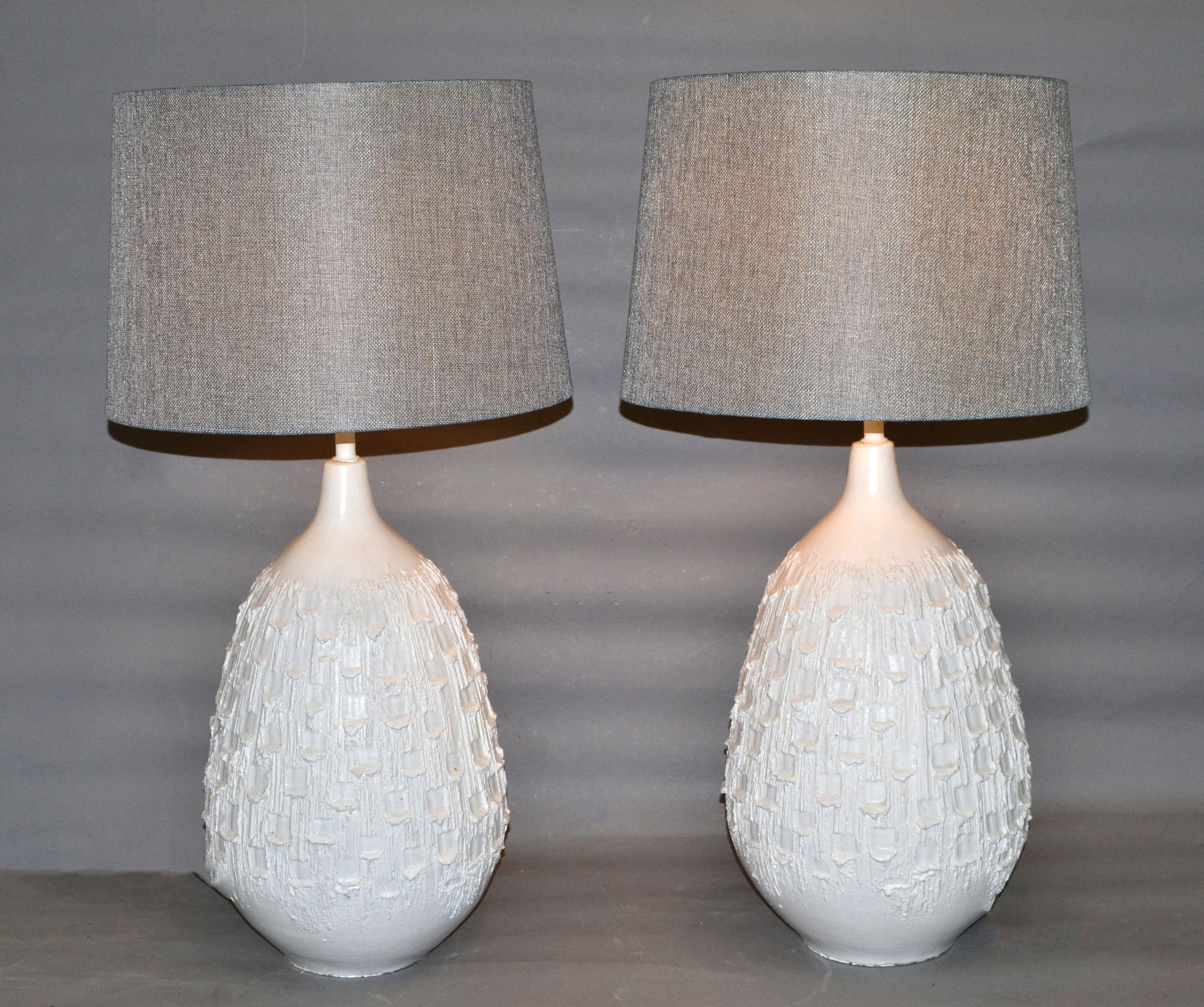 Hand-Crafted Pair of Mid-Century Modern White Ceramic Table Lamps For Sale