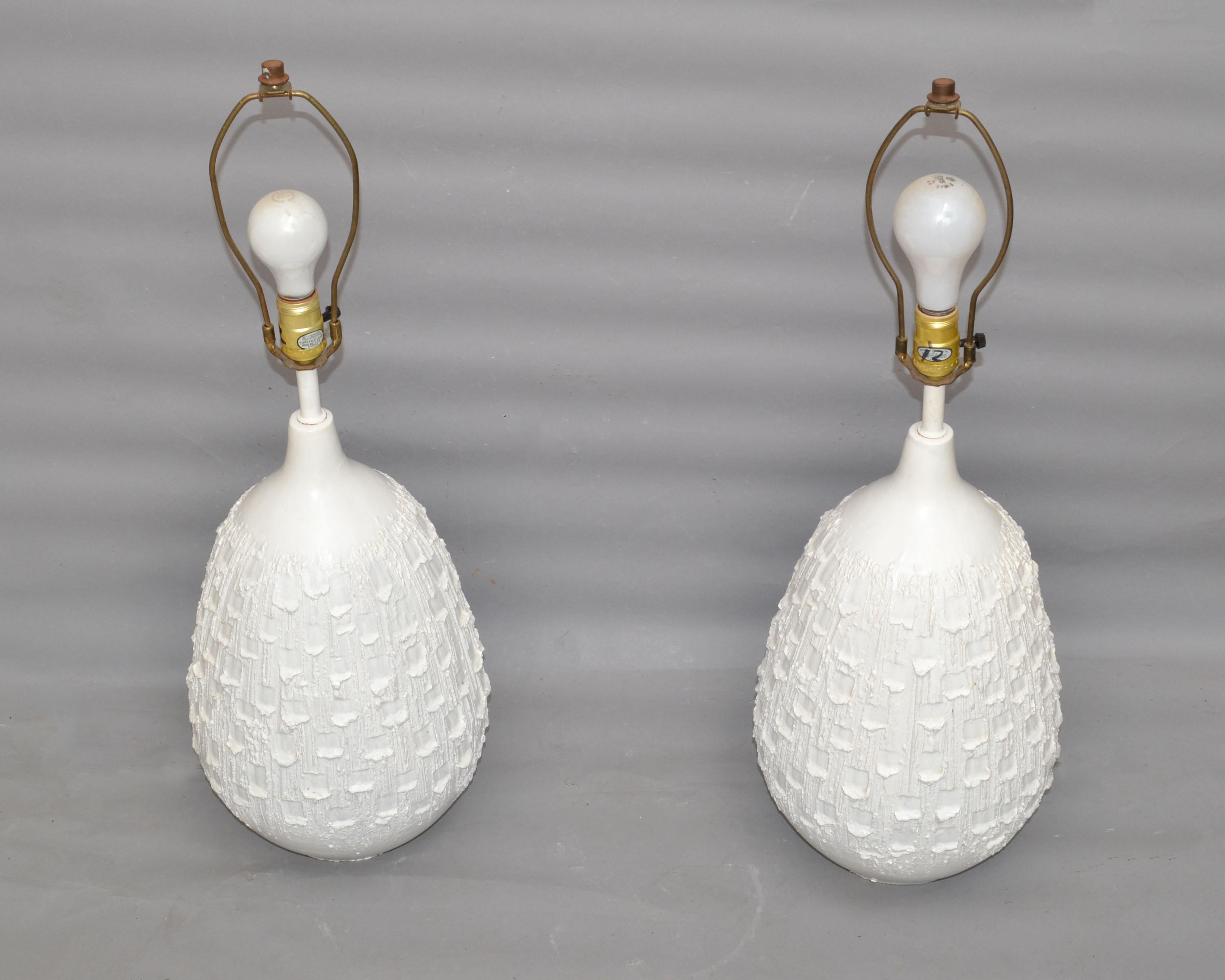 Fait main Paire de lampes de bureau en céramique blanche de style mi-siècle moderne en vente