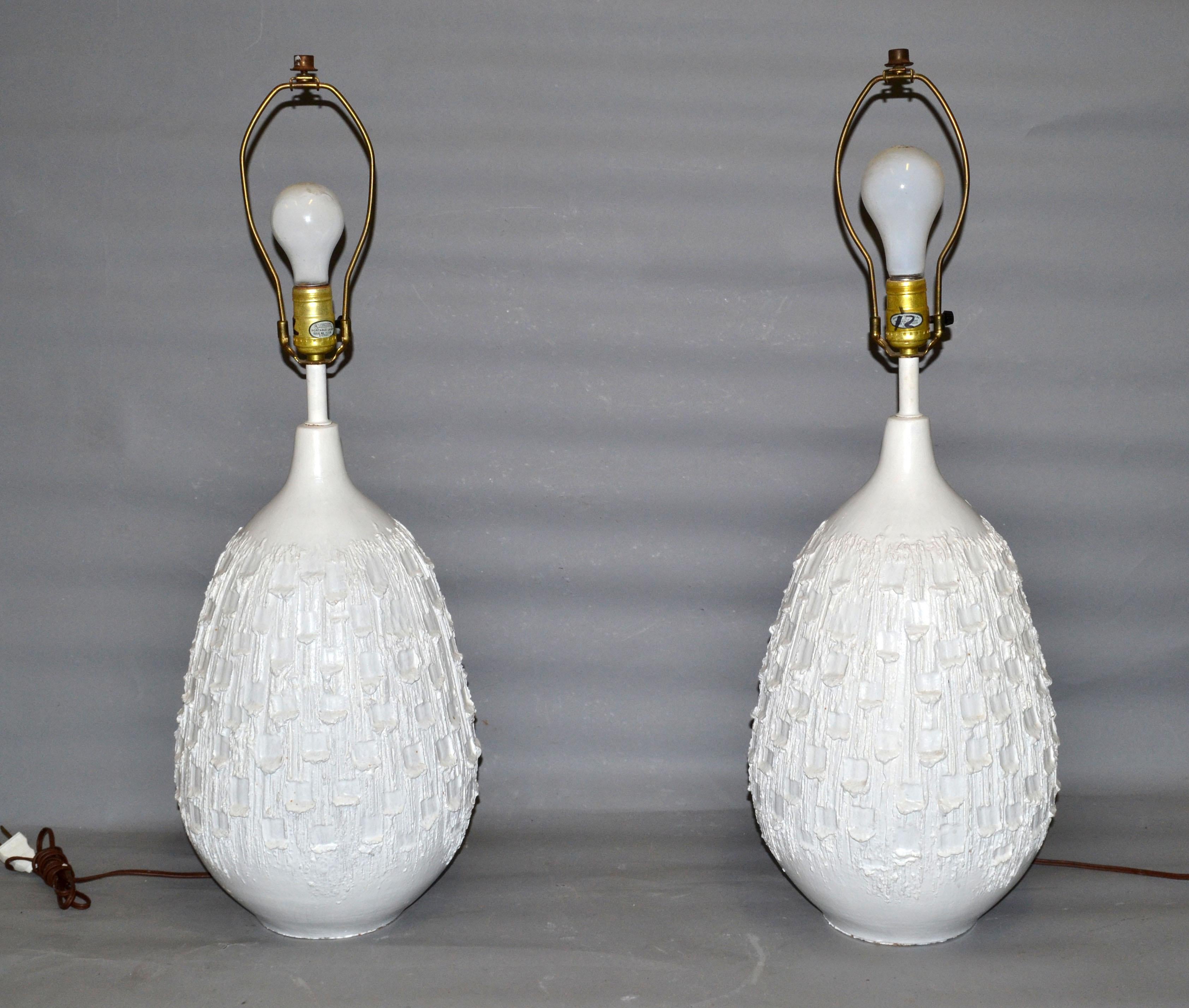 Paire de lampes de bureau en céramique blanche de style mi-siècle moderne Bon état - En vente à Miami, FL