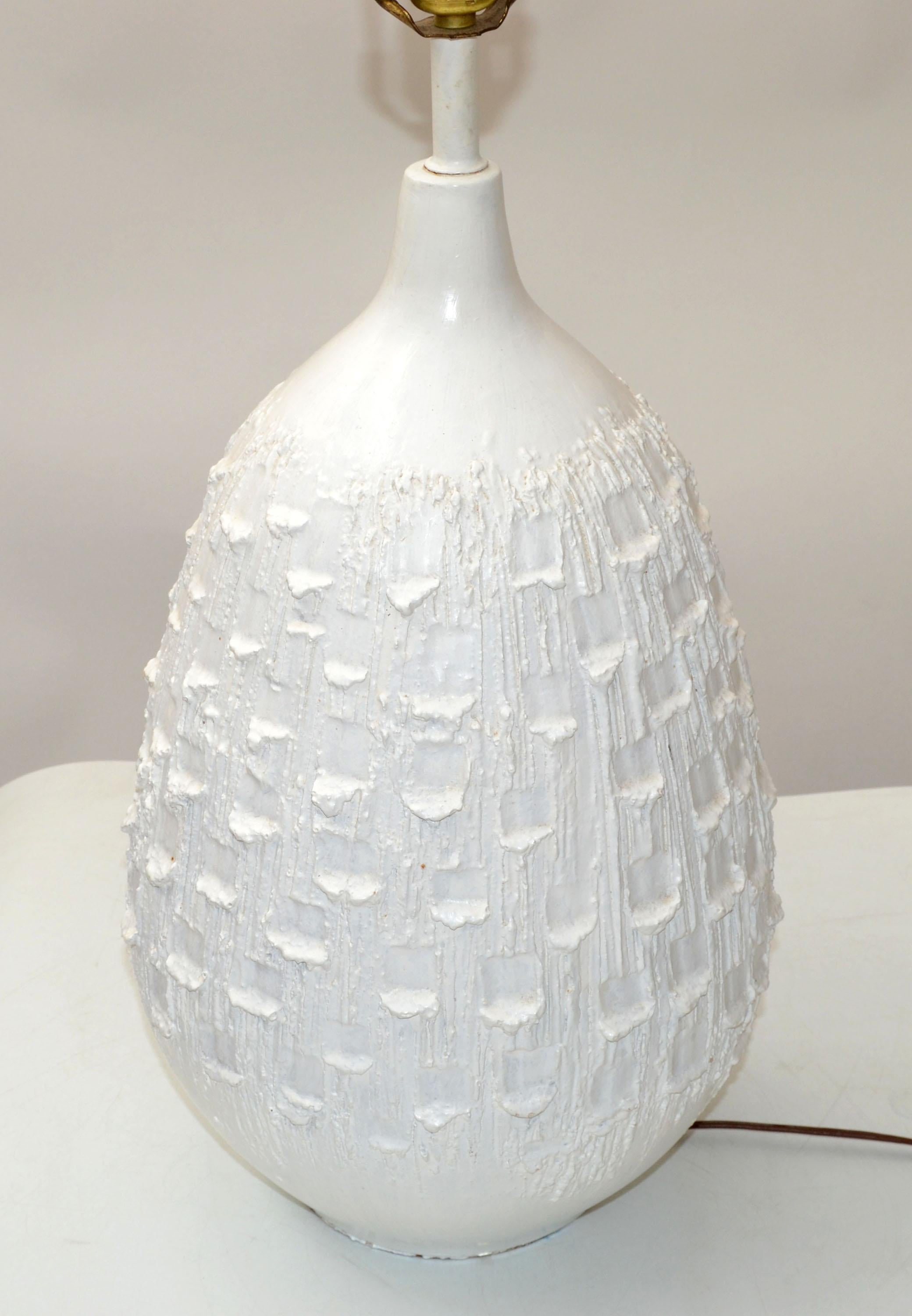 Laiton Paire de lampes de bureau en céramique blanche de style mi-siècle moderne en vente