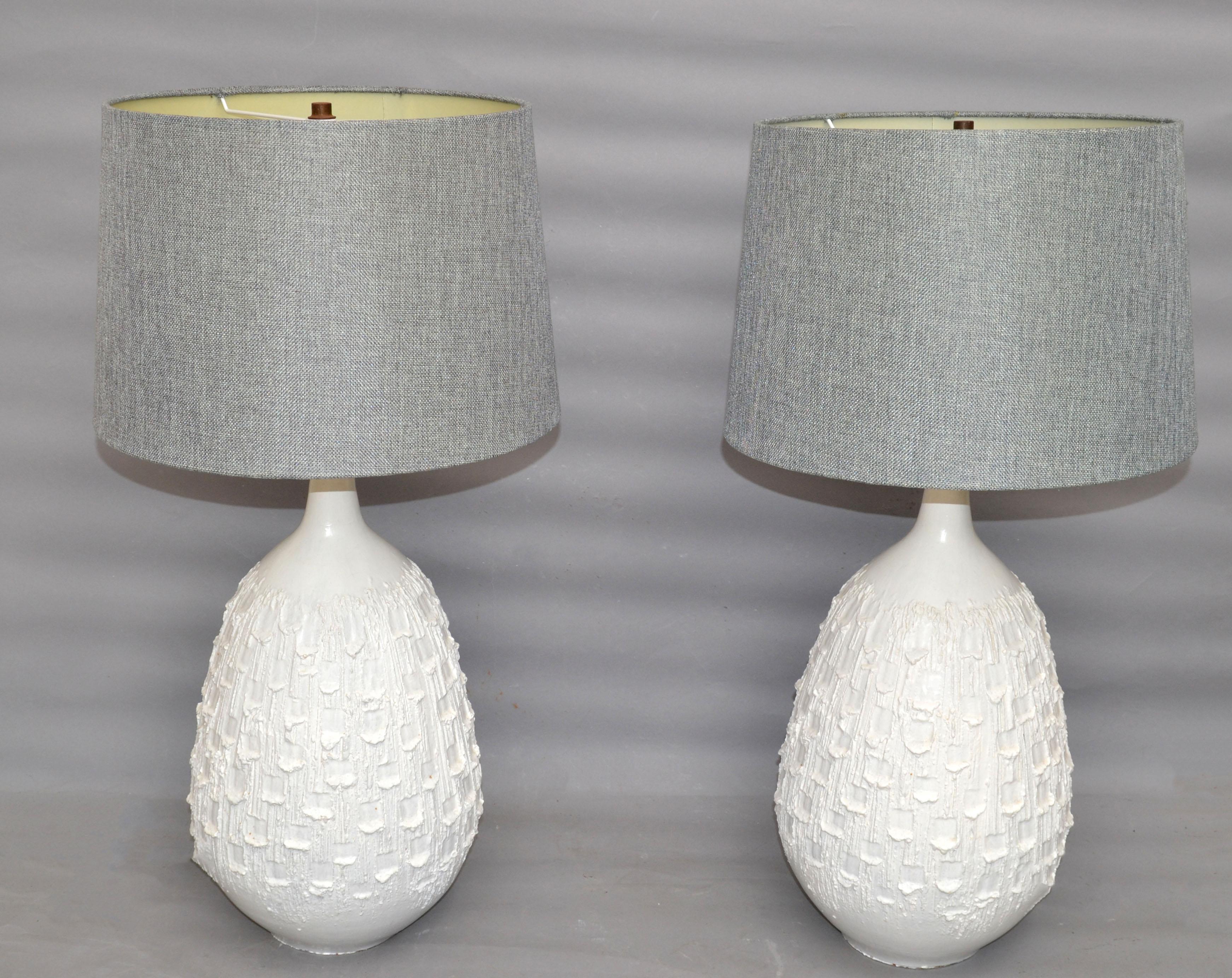 Paire de lampes de bureau en céramique blanche de style mi-siècle moderne en vente 1
