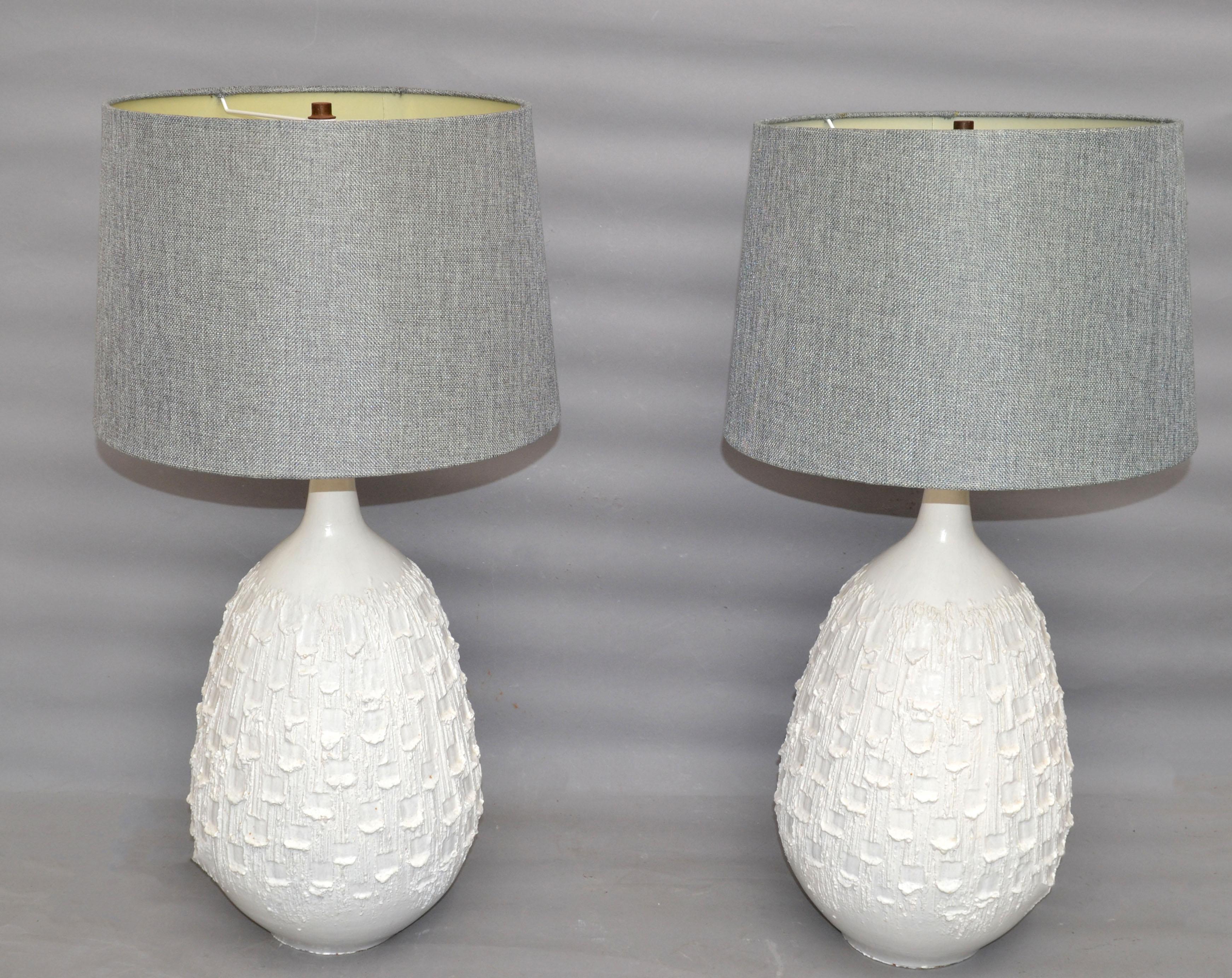 Paar moderne weiße Keramik-Tischlampen aus der Mitte des Jahrhunderts im Angebot 2