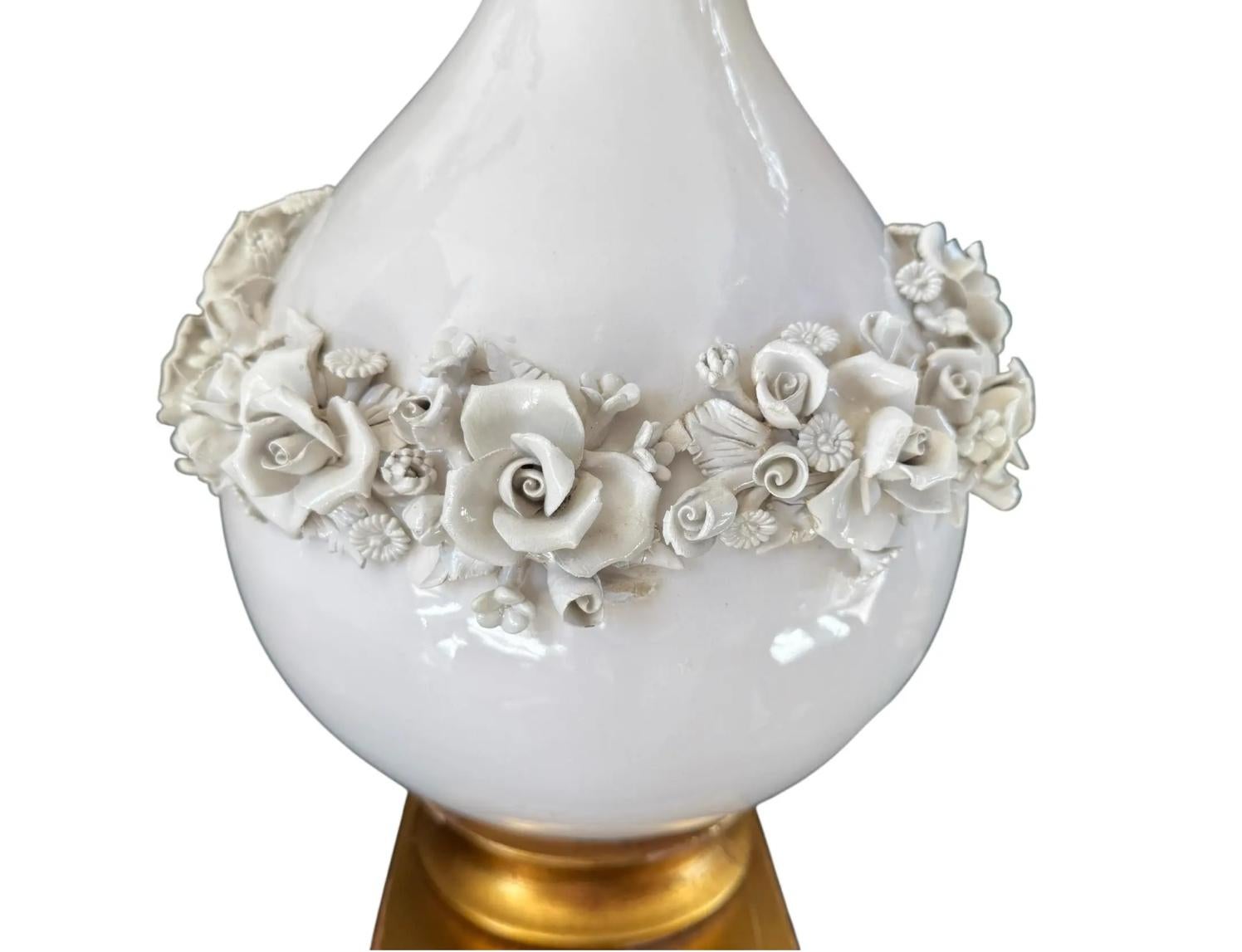 Mid-Century Modern Paire de lampes de table en majolique blanche du milieu du siècle dernier en vente