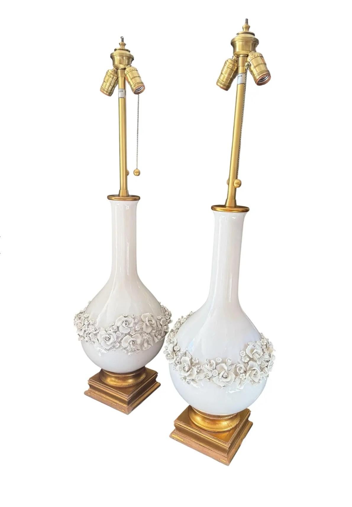 Paire de lampes de table en majolique blanche du milieu du siècle dernier Bon état - En vente à LOS ANGELES, CA