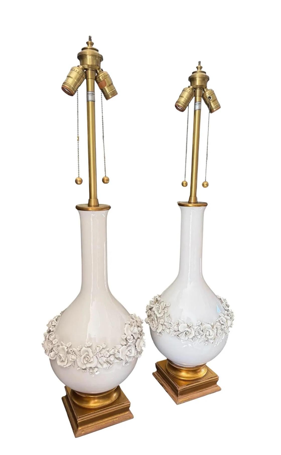 Fin du 20e siècle Paire de lampes de table en majolique blanche du milieu du siècle dernier en vente