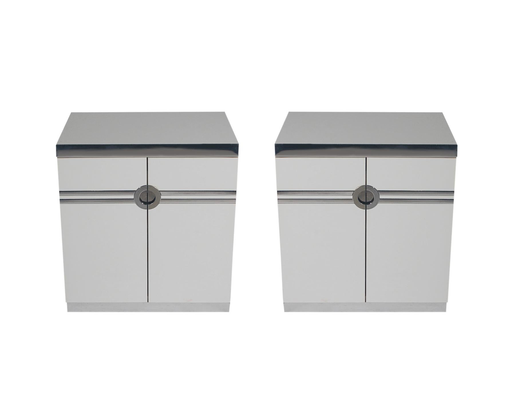 Pair of Mid-Century Modern White Nightstands by Pierre Cardin in Art Deco Form For Sale 1