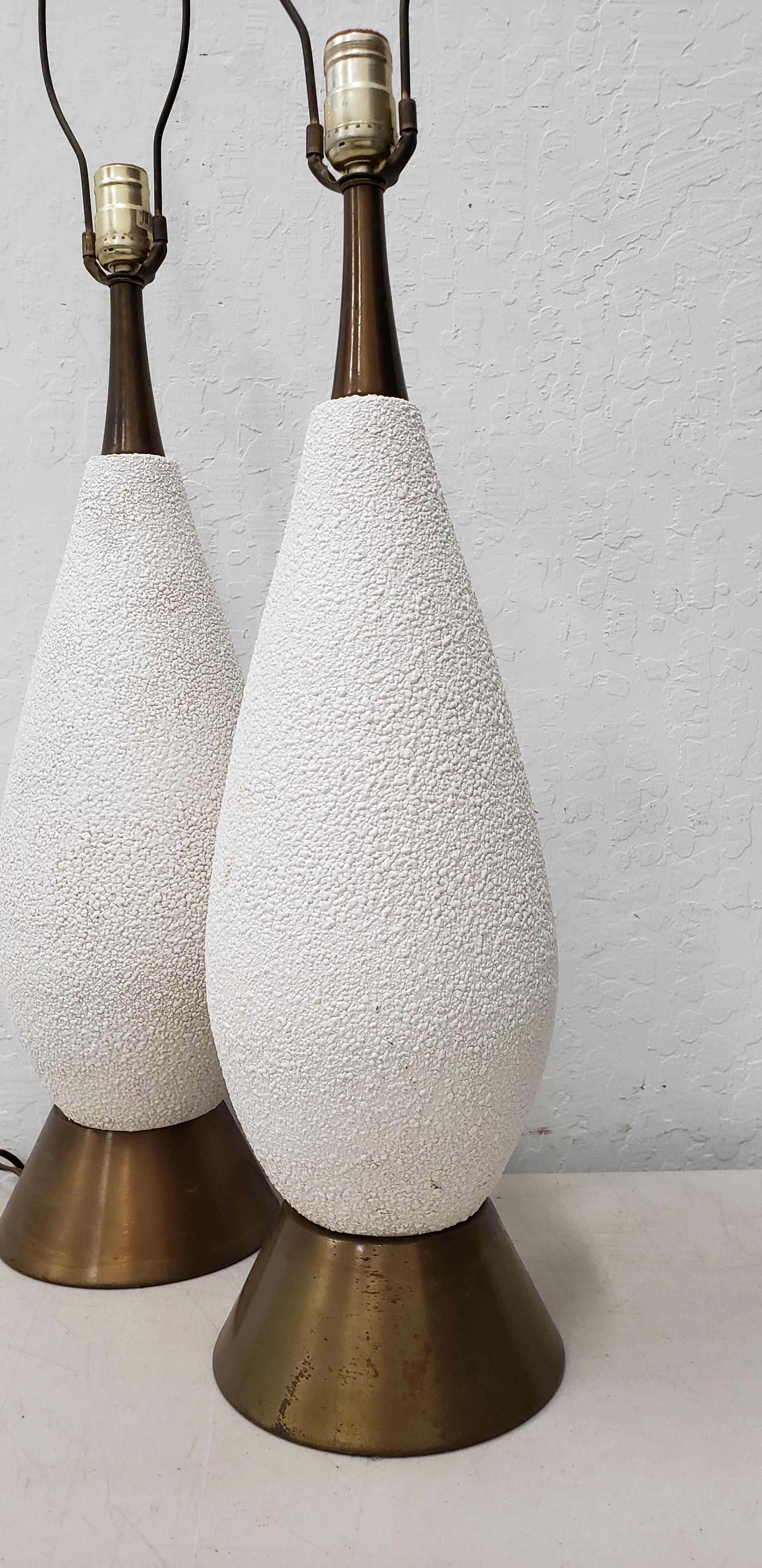 Mid-Century Modern Paire de lampes de table en céramique blanche texturée:: datant du milieu du siècle dernier:: circa 1950 en vente