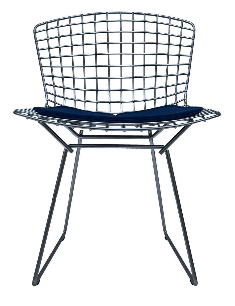 Un design classique de Harry Bertoia pour Knoll. Il est doté d'une structure en acier et d'un coussin d'assise en daim bleu. Tampon du fabricant sur le cadre. Le prix comprend la paire illustrée.
