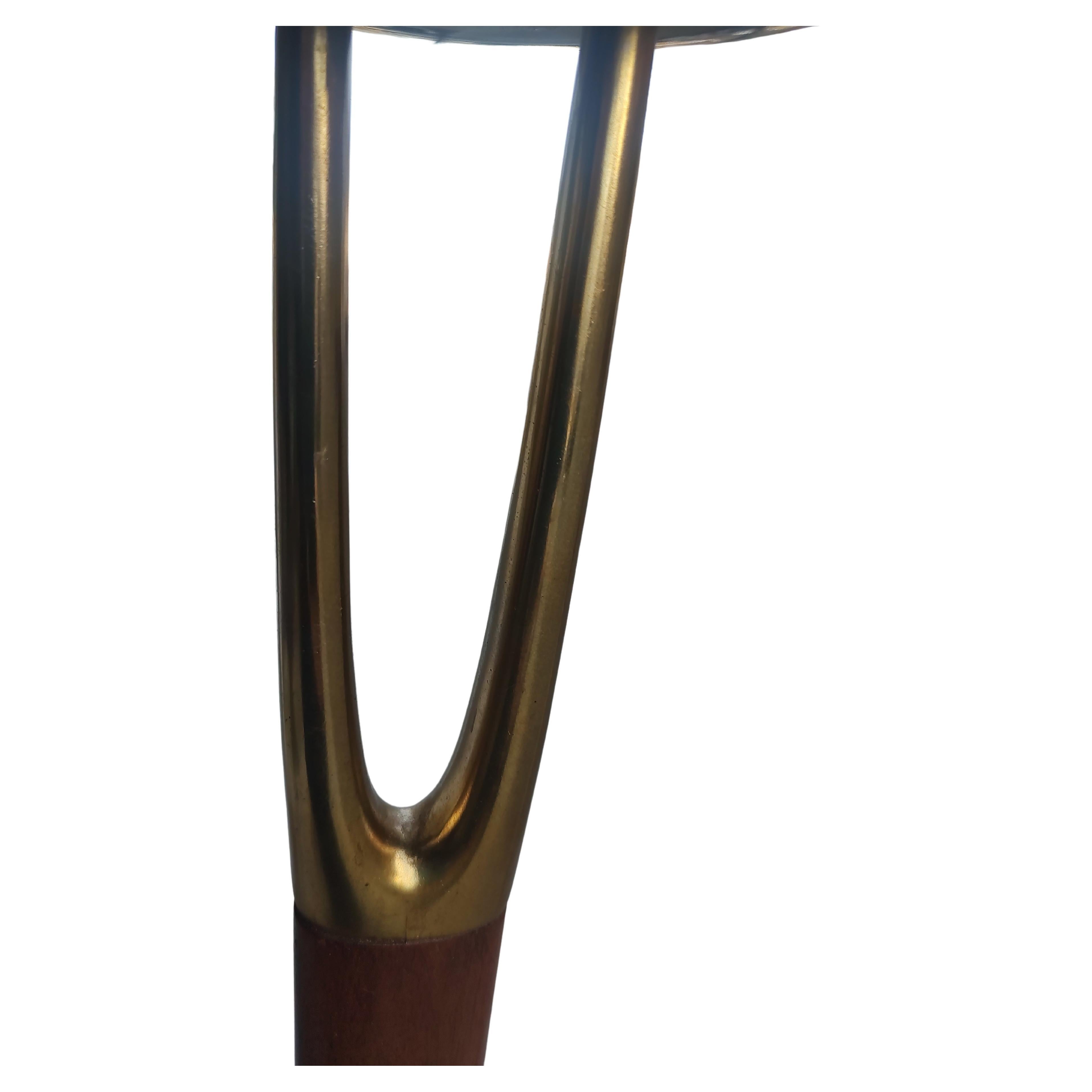Fabuleuse paire de lampadaires Wishbone par Gerald Thurston pour Laurel Lamp Co. C1960. Magnifique paire de lampadaires avec les abat-jours en verre d'origine totalement intacts. Hauteur 65.75 avec un diamètre de 20 pouces et une base carrée 10 x