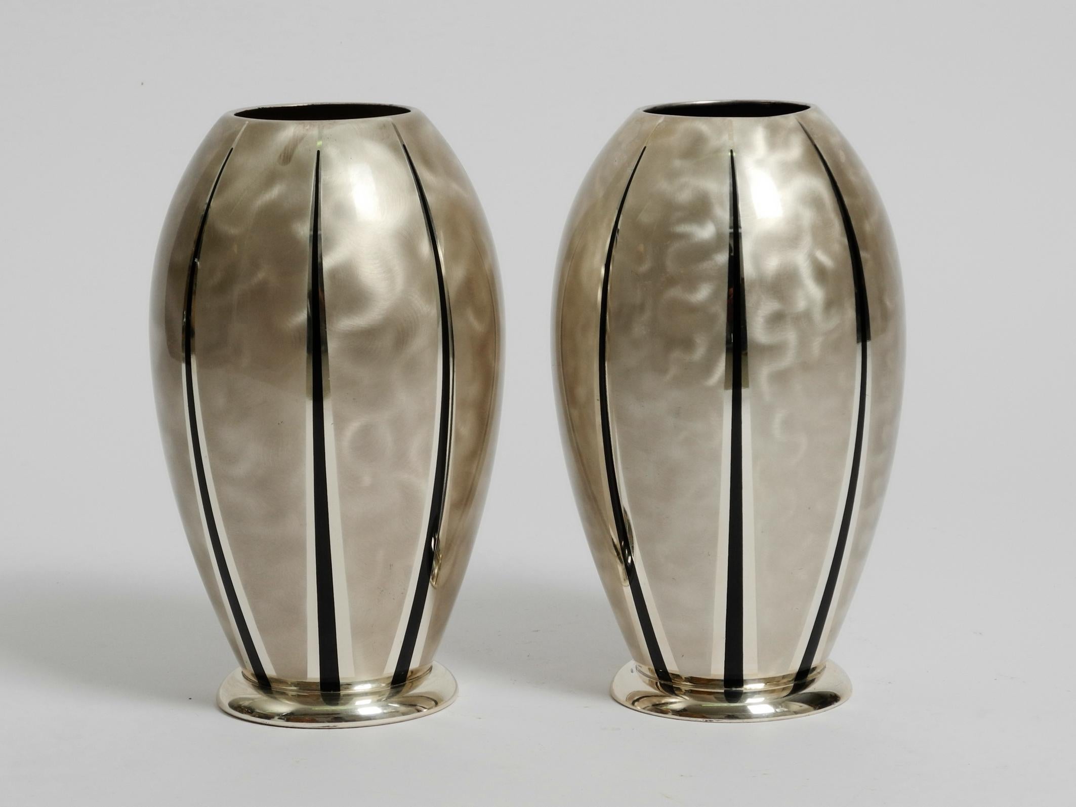 Paire de vases de table WMF Ikora modernes du milieu du siècle dernier en laiton argenté 11