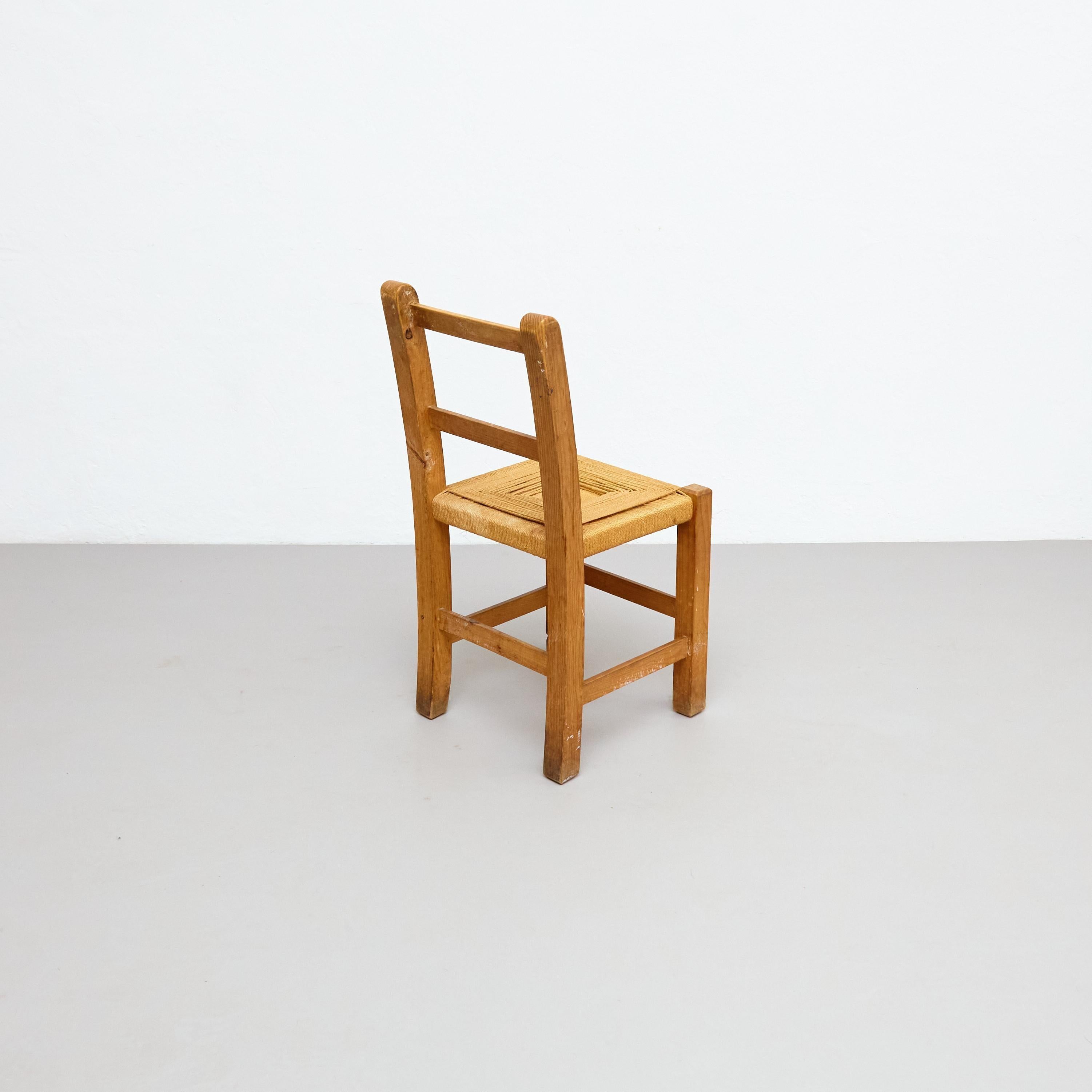 Paar moderne Holz- und Rattanstühle aus der Mitte des Jahrhunderts, um 1950, französischer Rationalismus im Angebot 5