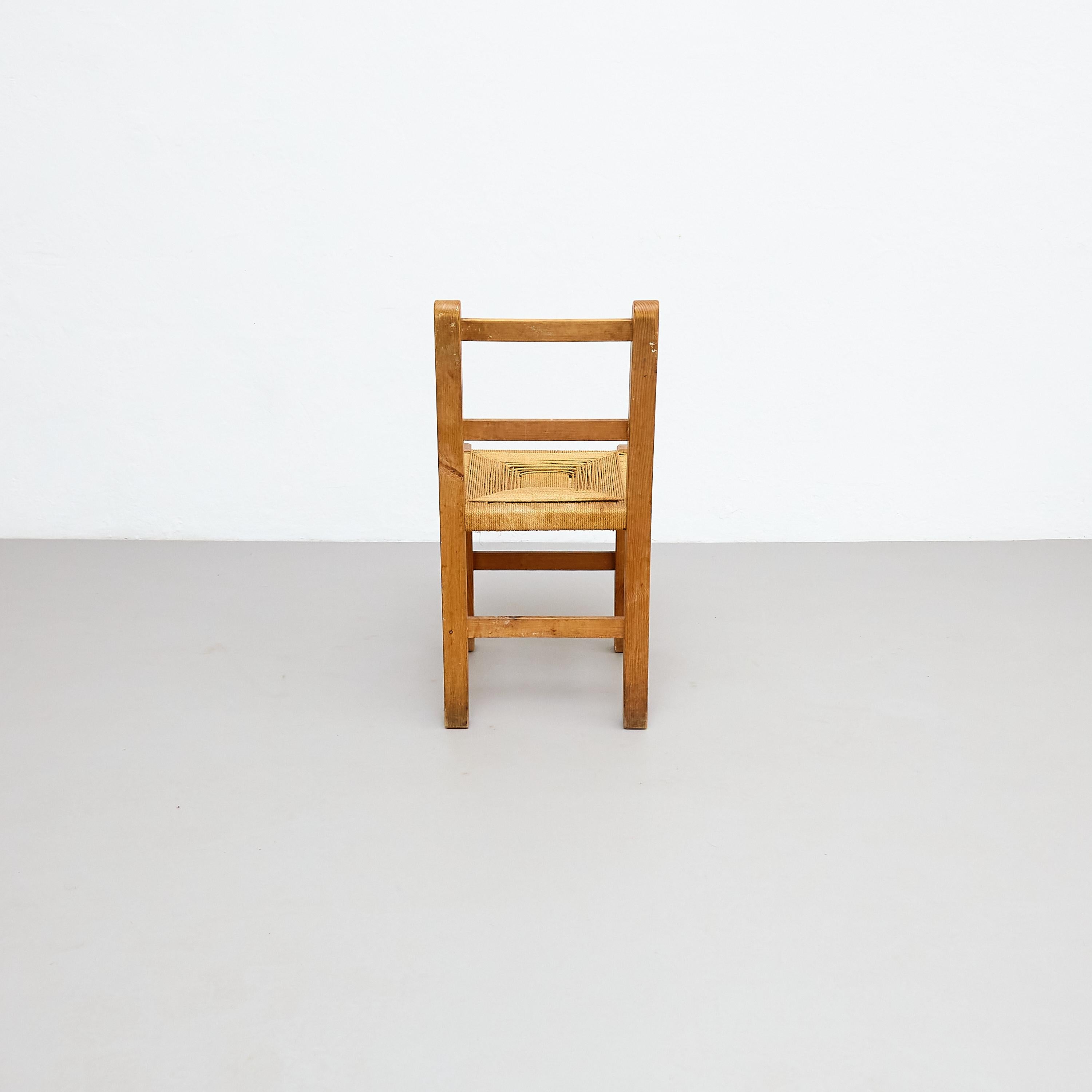 Paire de chaises modernistes françaises du milieu du siècle en bois et rotin, datant d'environ 1950 en vente 5