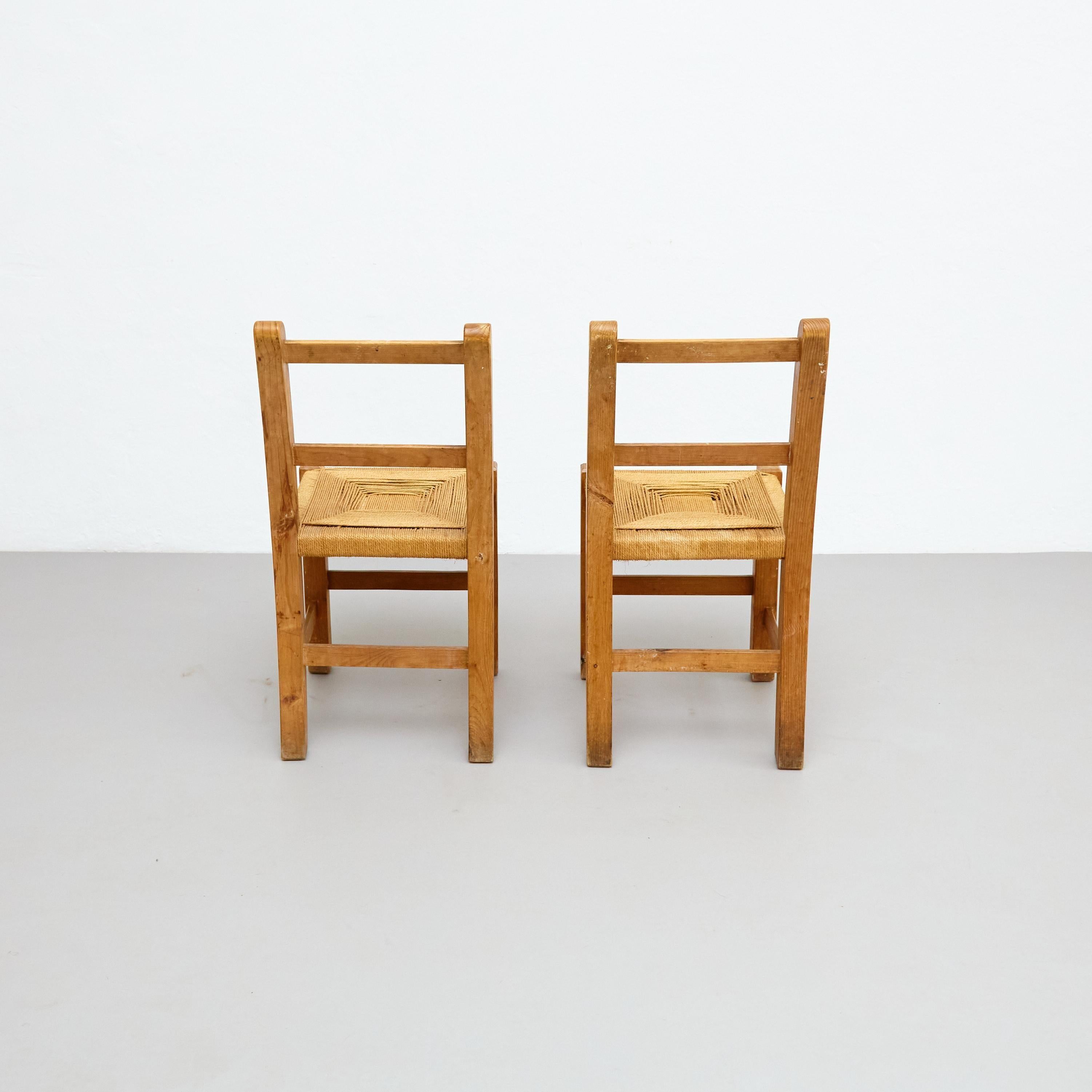 Paar moderne Holz- und Rattanstühle aus der Mitte des Jahrhunderts, um 1950, französischer Rationalismus im Angebot 10