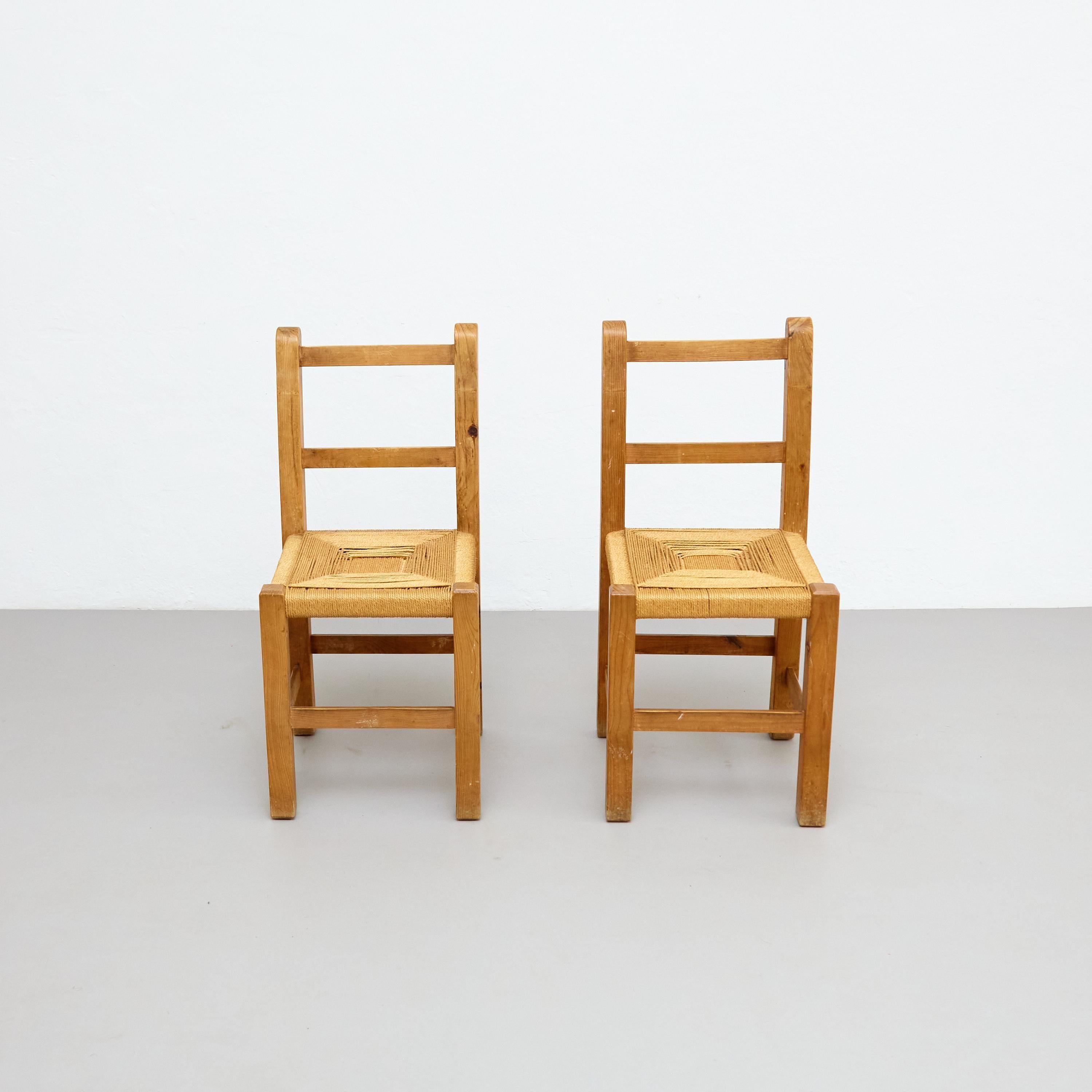 Paar moderne Holz- und Rattanstühle aus der Mitte des Jahrhunderts, um 1950, französischer Rationalismus im Angebot 11