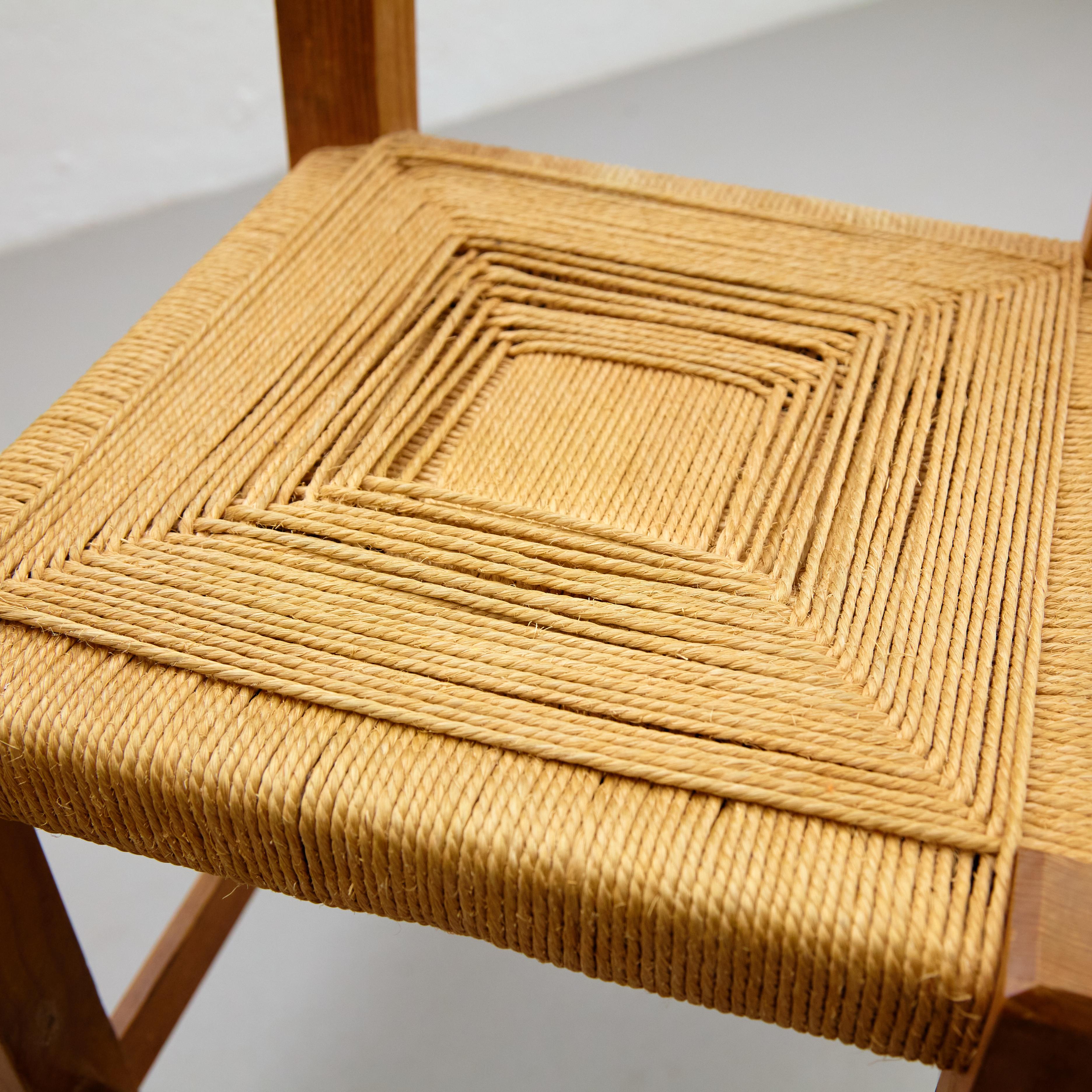 Paire de chaises modernistes françaises du milieu du siècle en bois et rotin, datant d'environ 1950 en vente 11
