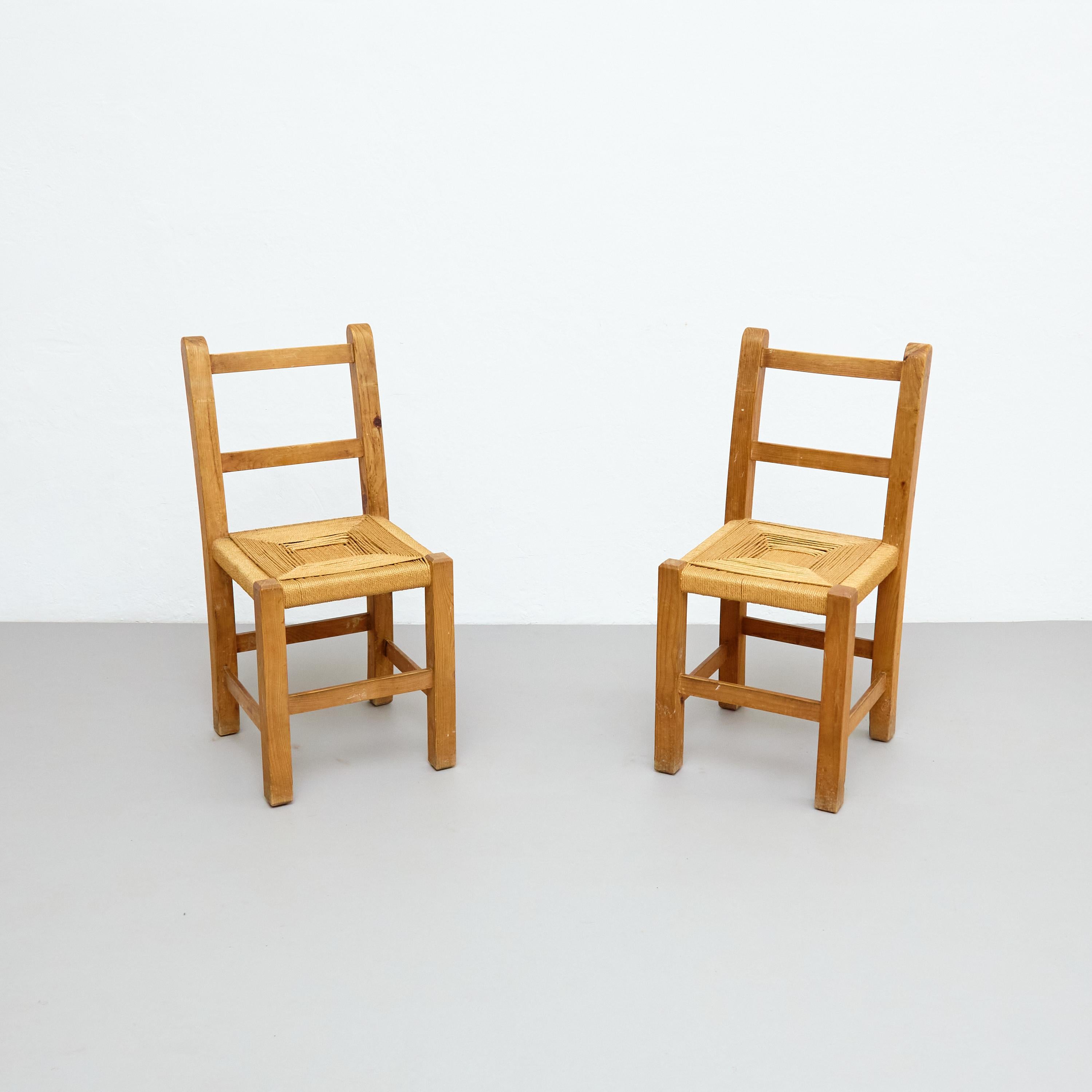 Mid Century Modern Holz und Rattan Französisch Rationalist Stühle, von unbekannten Designer.

Hergestellt in Frankreich, um 1950.

In ursprünglichem Zustand mit geringen Gebrauchsspuren, die dem Alter und dem Gebrauch entsprechen, wobei eine schöne