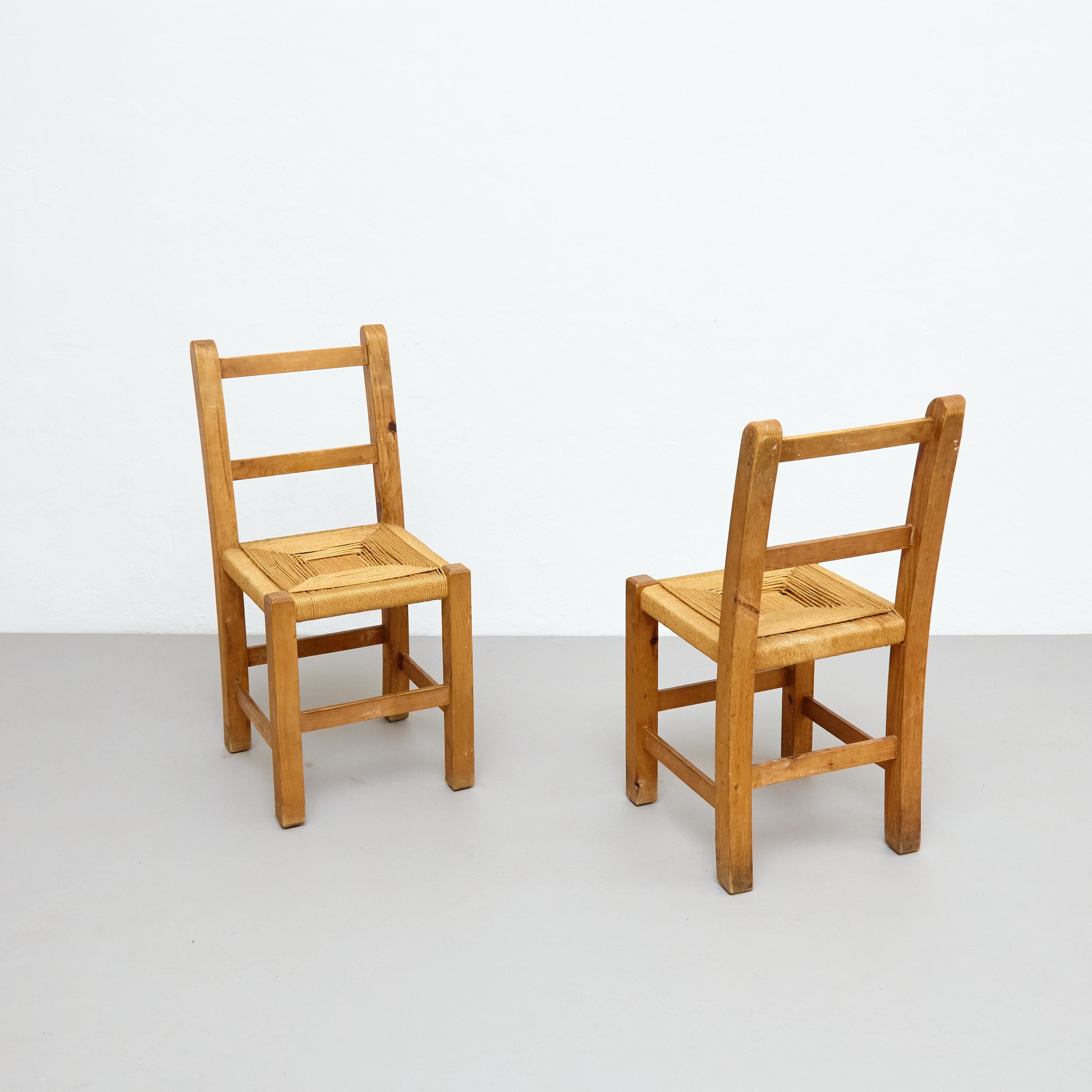 Pair of Mid-Century Modern Wood and Rattan French Rationalist Chairs, circa 1950 In Good Condition For Sale In Barcelona, Barcelona