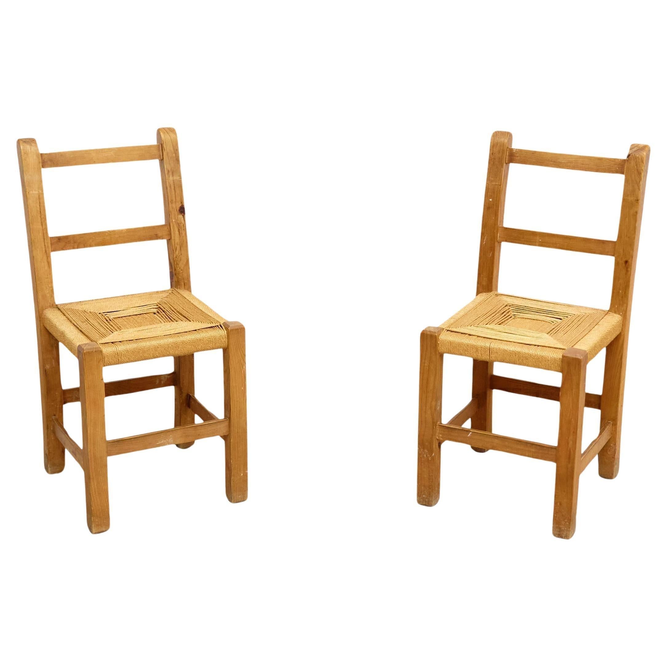 Paar moderne Holz- und Rattanstühle aus der Mitte des Jahrhunderts, um 1950, französischer Rationalismus (Moderne der Mitte des Jahrhunderts) im Angebot