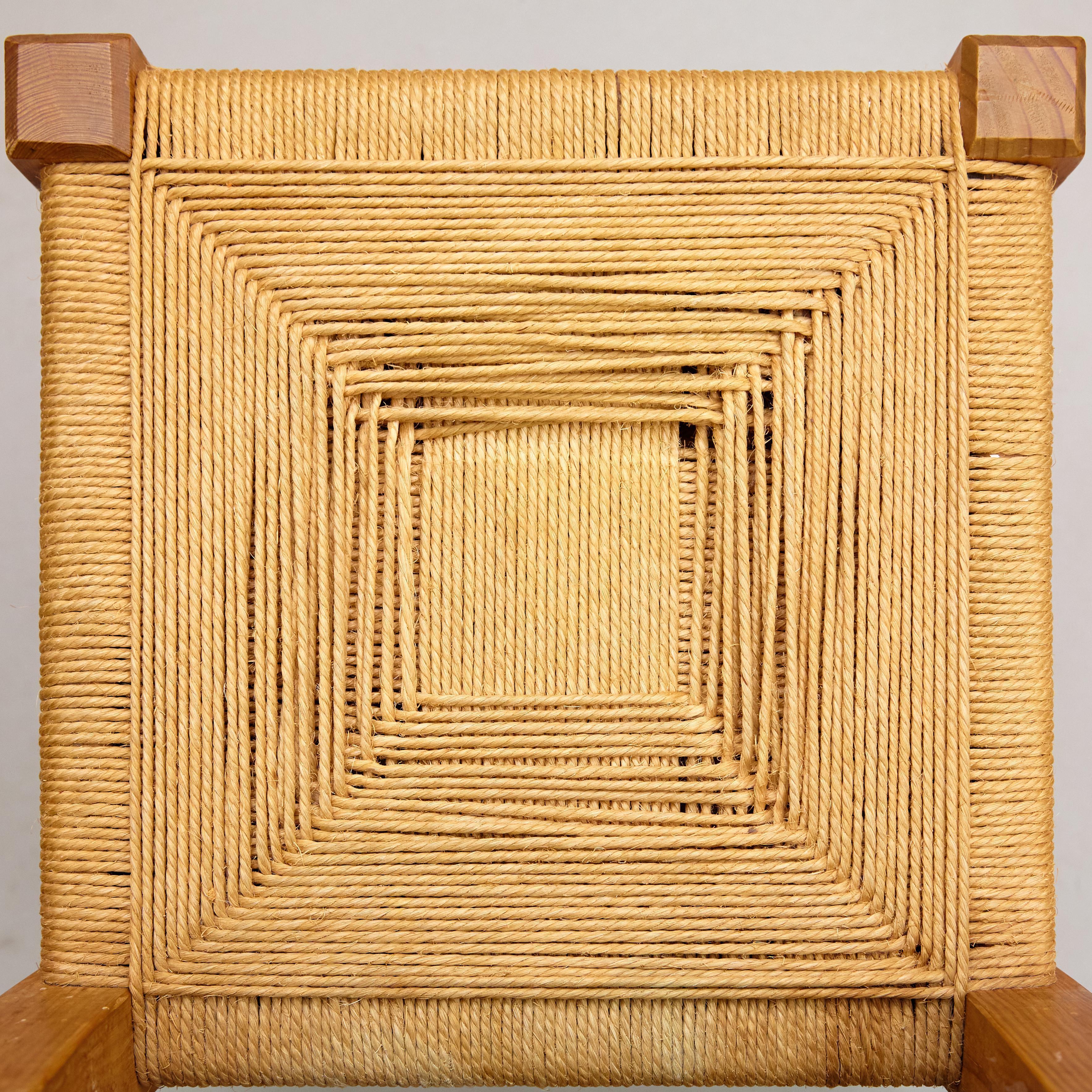 Paar moderne Holz- und Rattanstühle aus der Mitte des Jahrhunderts, um 1950, französischer Rationalismus im Zustand „Gut“ im Angebot in Barcelona, ES