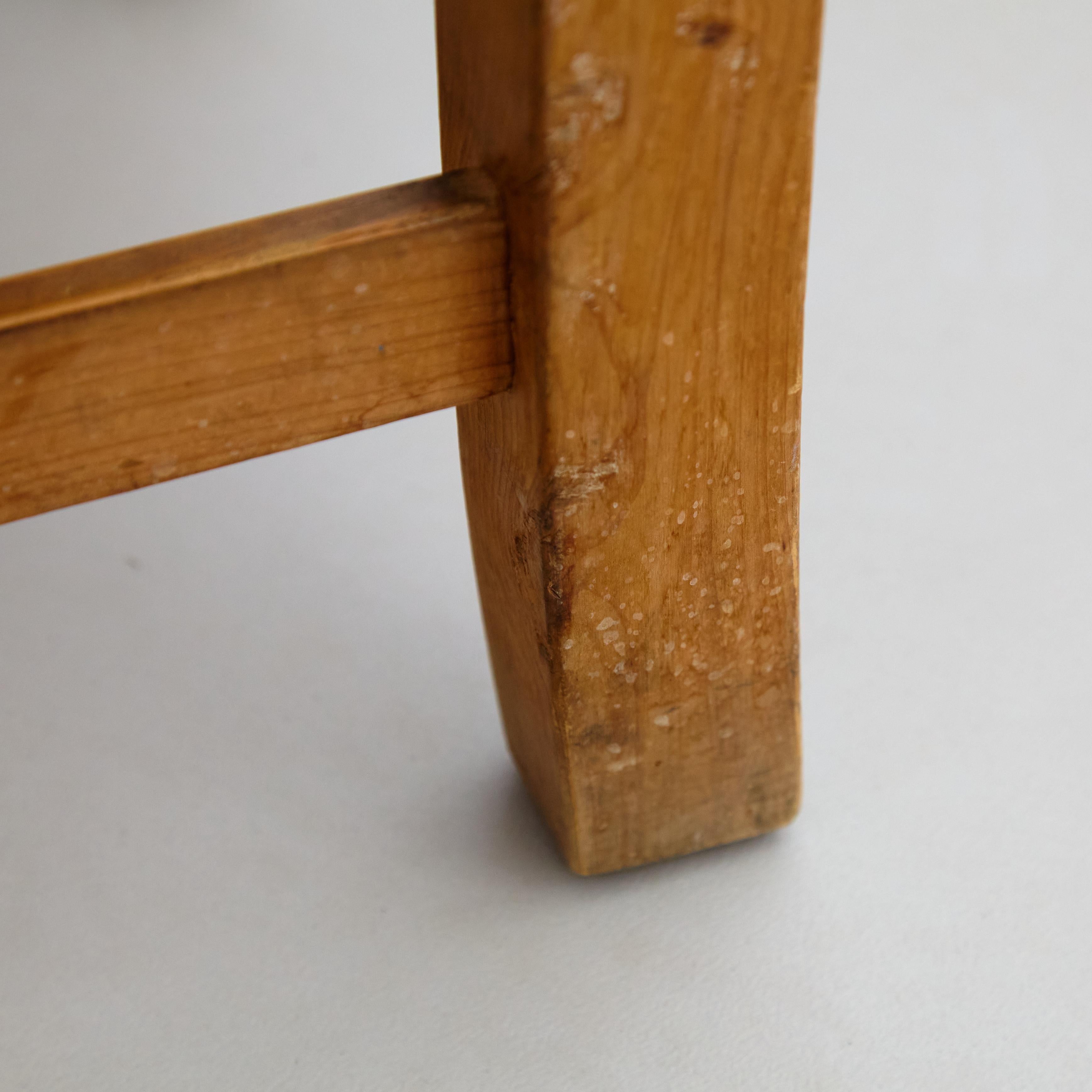 Paar moderne Holz- und Rattanstühle aus der Mitte des Jahrhunderts, um 1950, französischer Rationalismus (21. Jahrhundert und zeitgenössisch) im Angebot