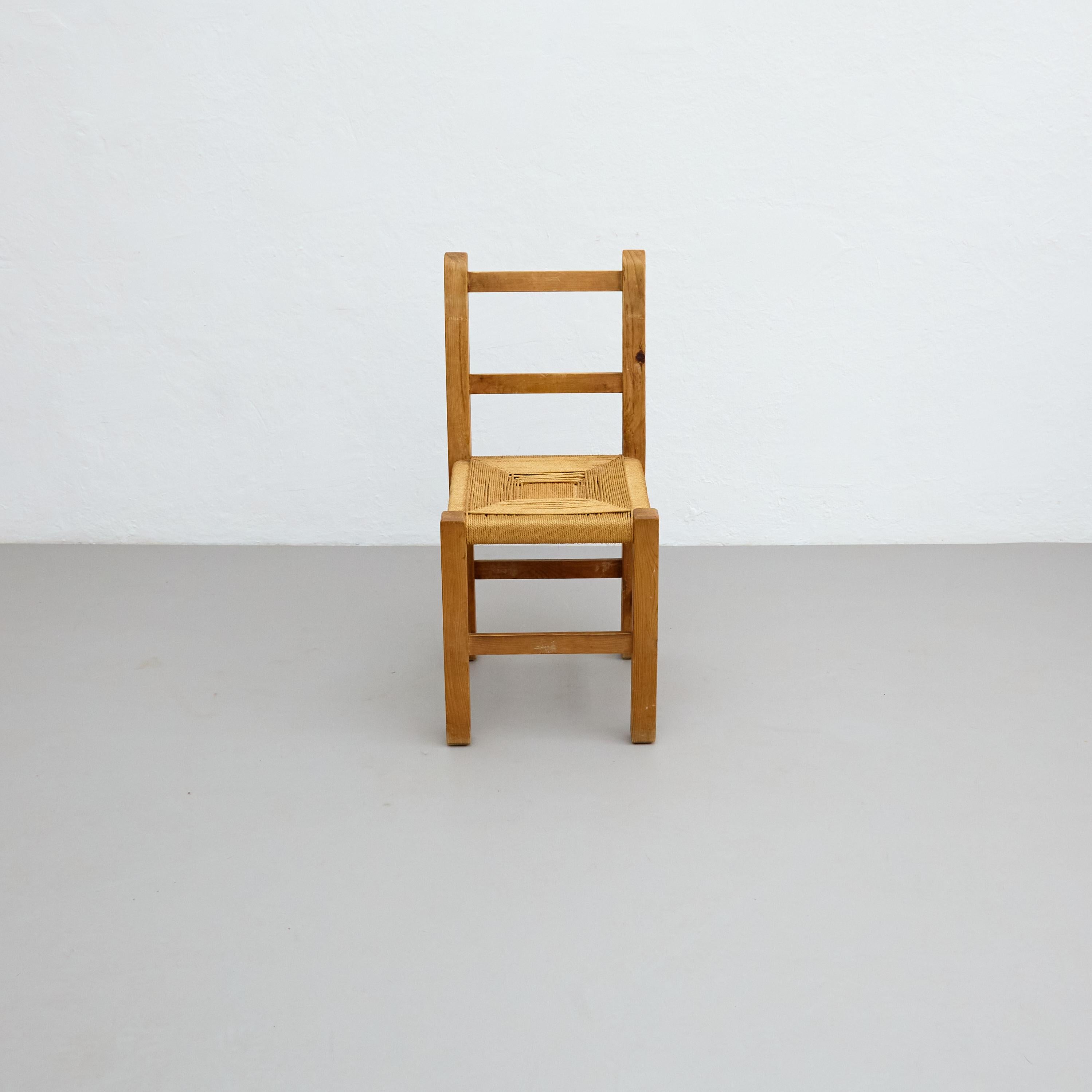 Paar moderne französische Rationalistische Stühle aus Holz und Rattan aus der Mitte des Jahrhunderts, um 1950 im Angebot 1