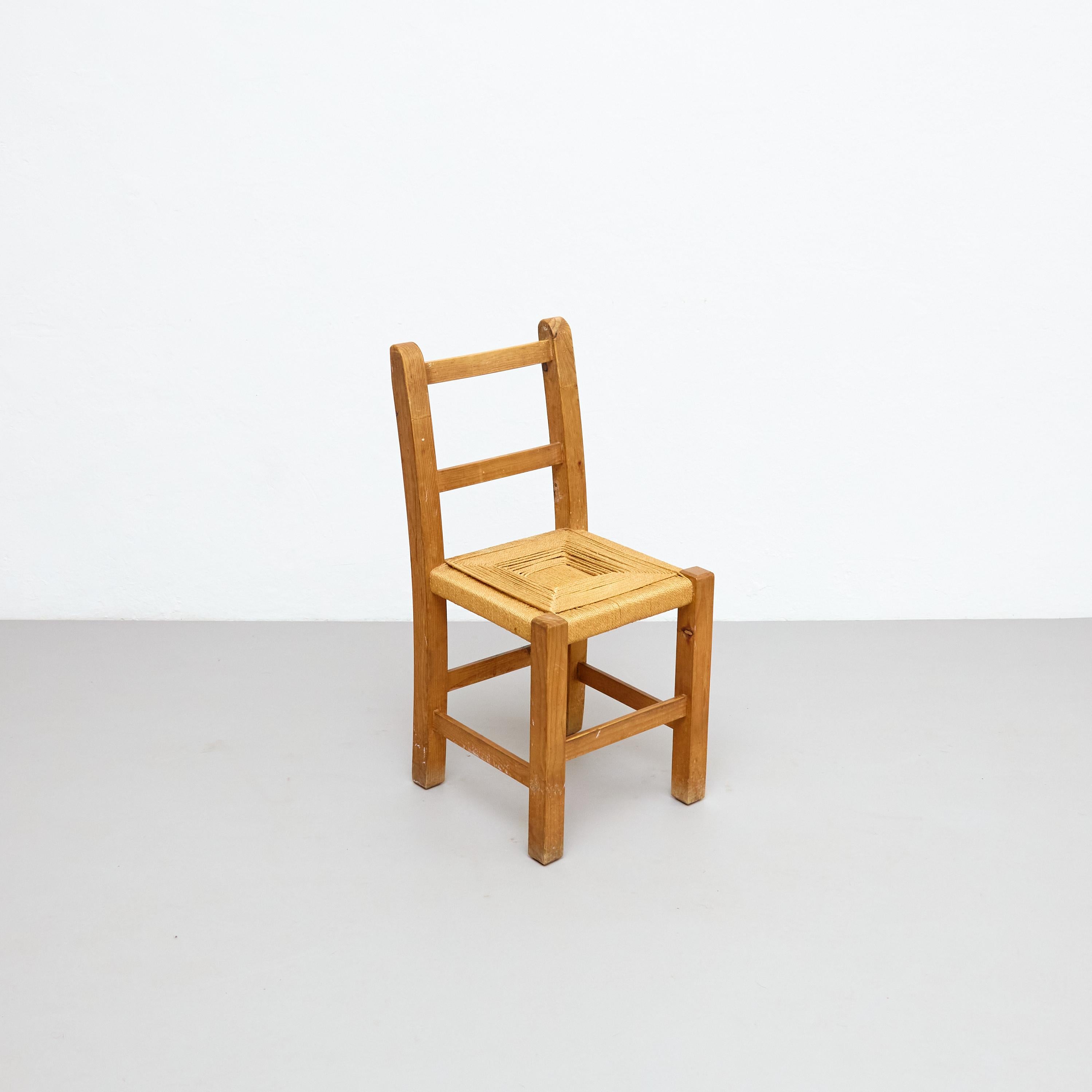 Paar moderne französische Rationalistische Stühle aus Holz und Rattan aus der Mitte des Jahrhunderts, um 1950 im Angebot 2
