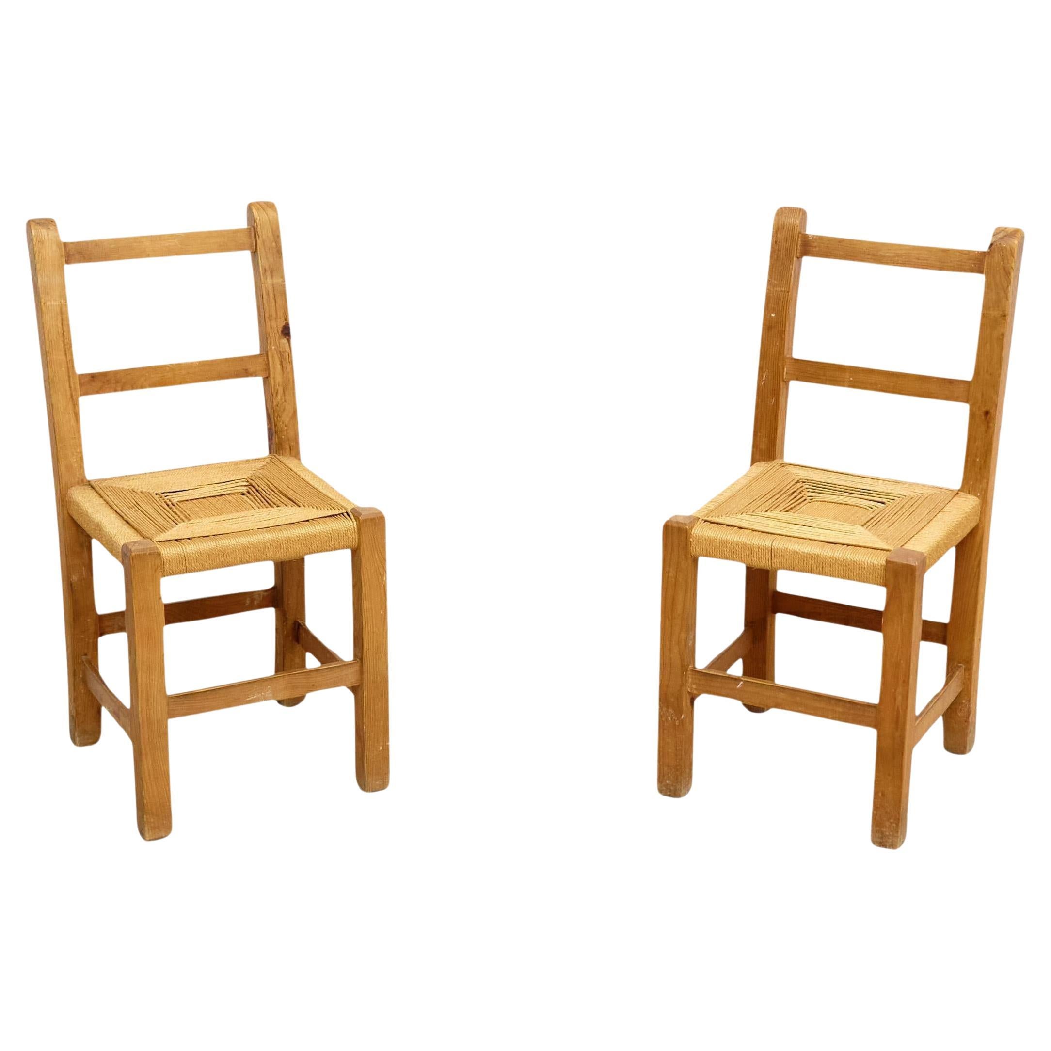 Coppia di sedie razionaliste francesi in legno e rattan della metà del secolo scorso, circa 1950
