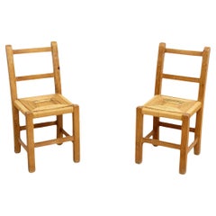 Coppia di sedie razionaliste francesi in legno e rattan della metà del secolo scorso, circa 1950