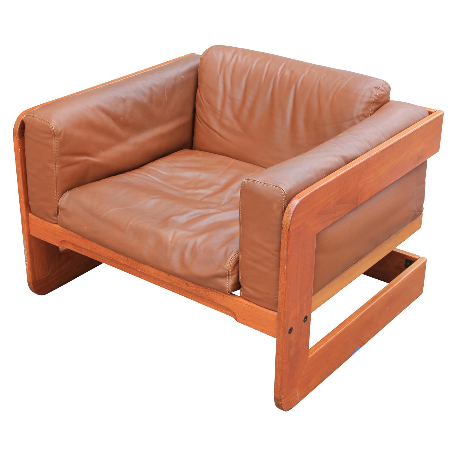 Italian Pair of Mid-Century Modern Wood and Tan Leather Club Chairs by Giuseppe Raimondo