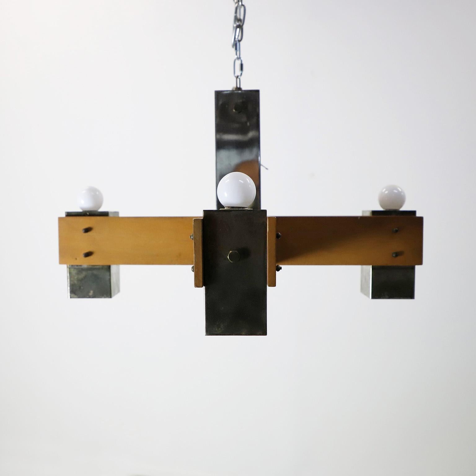 Circa 1960. Offriamo questa insolita coppia di lampadari a sospensione in legno e cromo della metà del secolo scorso. Ogni lampadario ha 9 lampadine. Ricablato, patina fantastica.