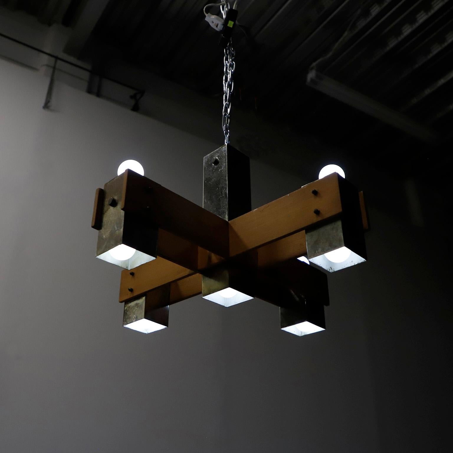 Coppia di lampadari a sospensione in Wood e cromo della metà del secolo scorso In condizioni buone in vendita a Mexico City, CDMX