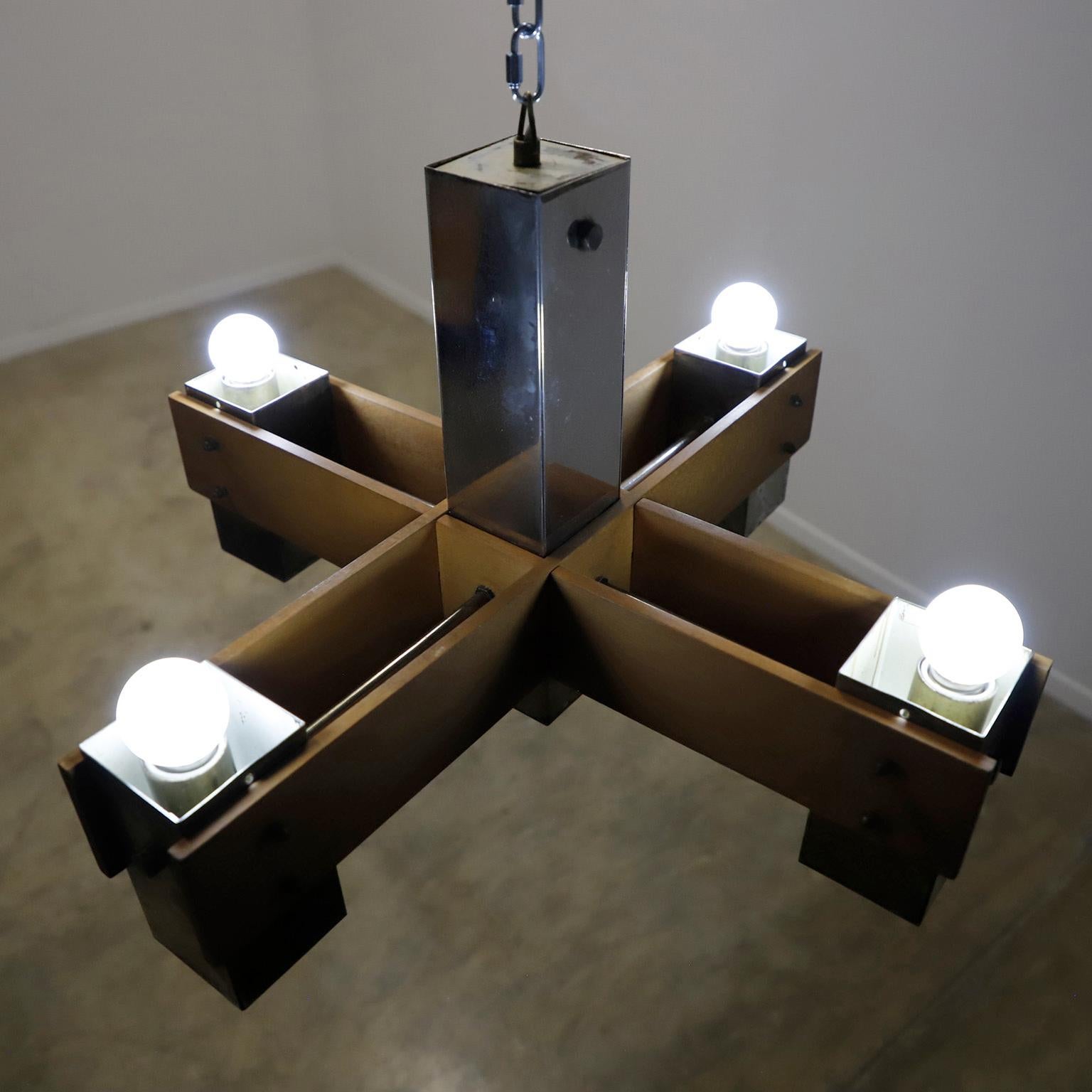 Metà XX secolo Coppia di lampadari a sospensione in Wood e cromo della metà del secolo scorso in vendita