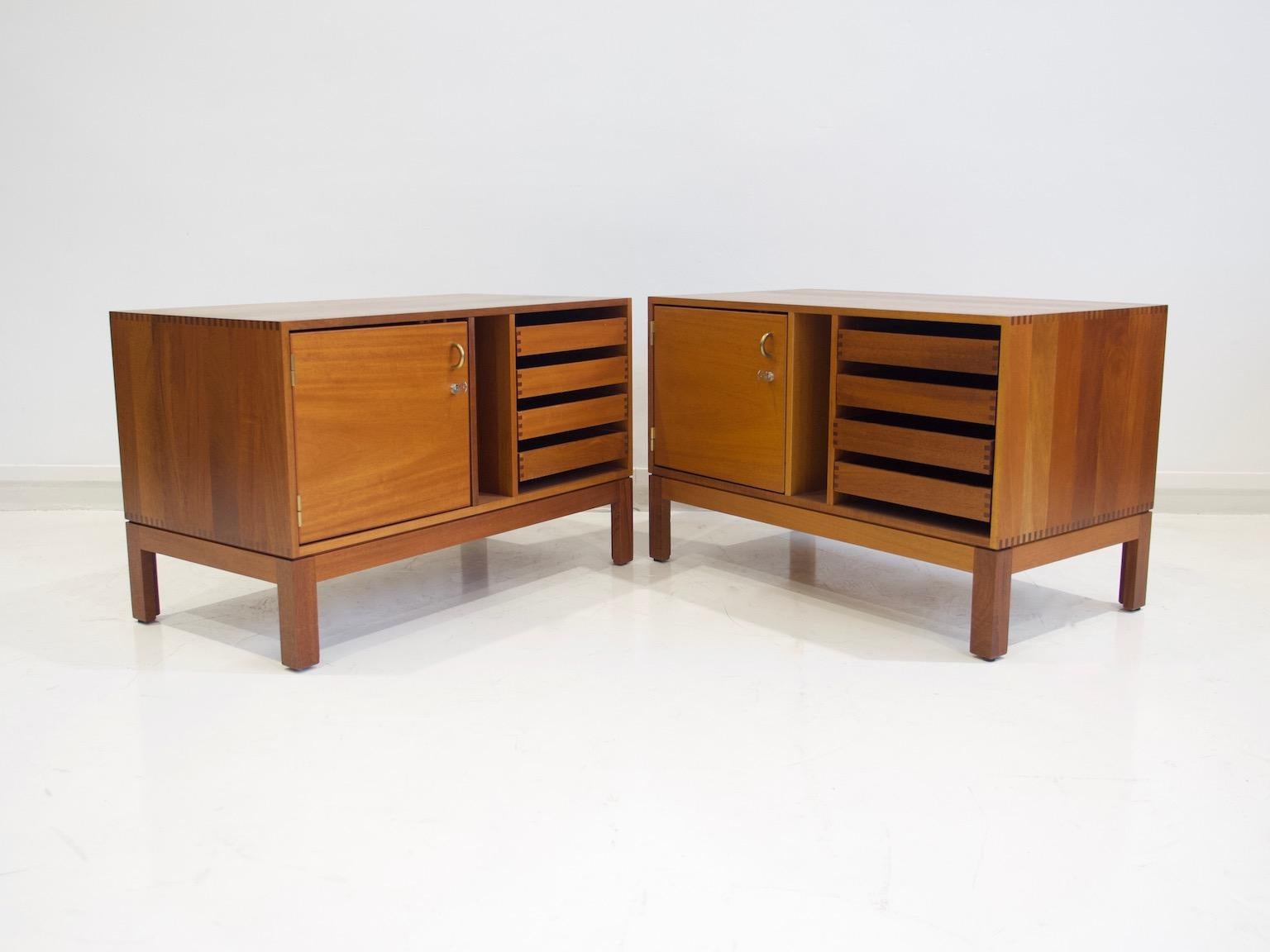 Coppia di credenze in legno moderne di metà secolo di Christian Hvidt in vendita 3