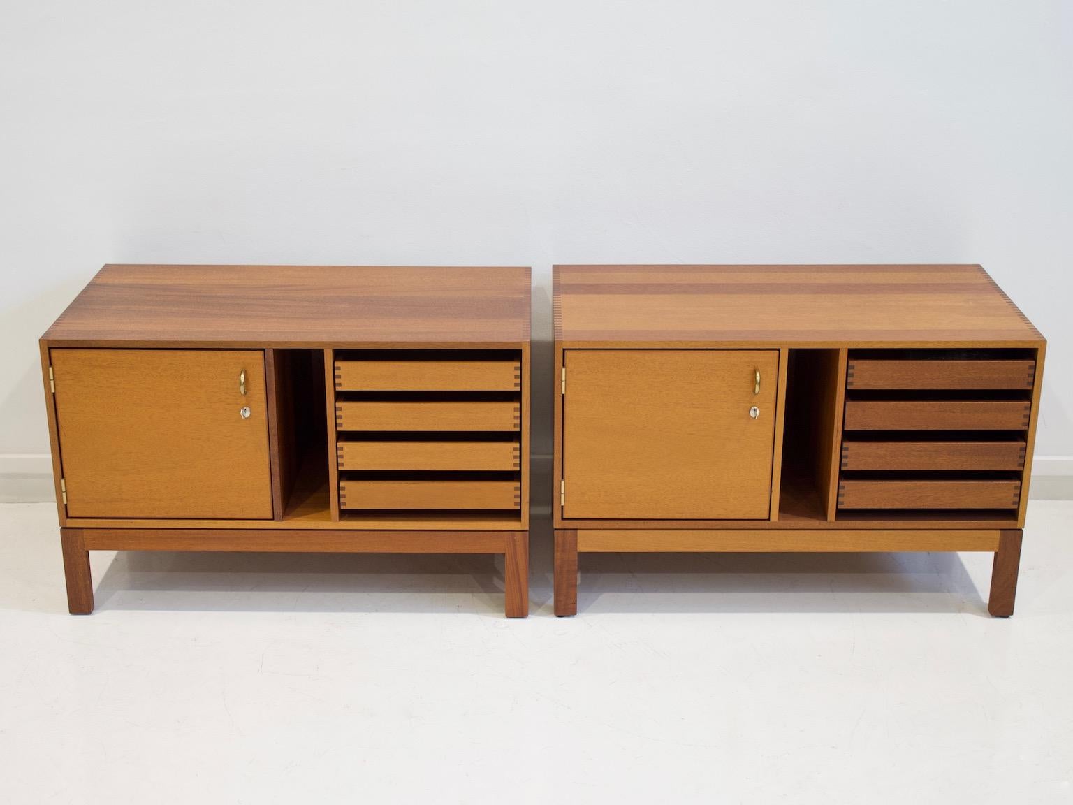 Scandinavo moderno Coppia di credenze in legno moderne di metà secolo di Christian Hvidt in vendita