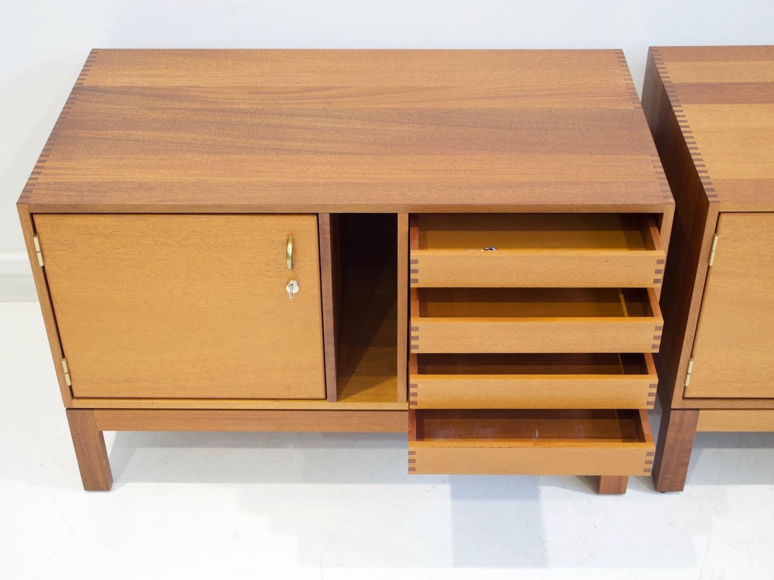Danese Coppia di credenze in legno moderne di metà secolo di Christian Hvidt in vendita