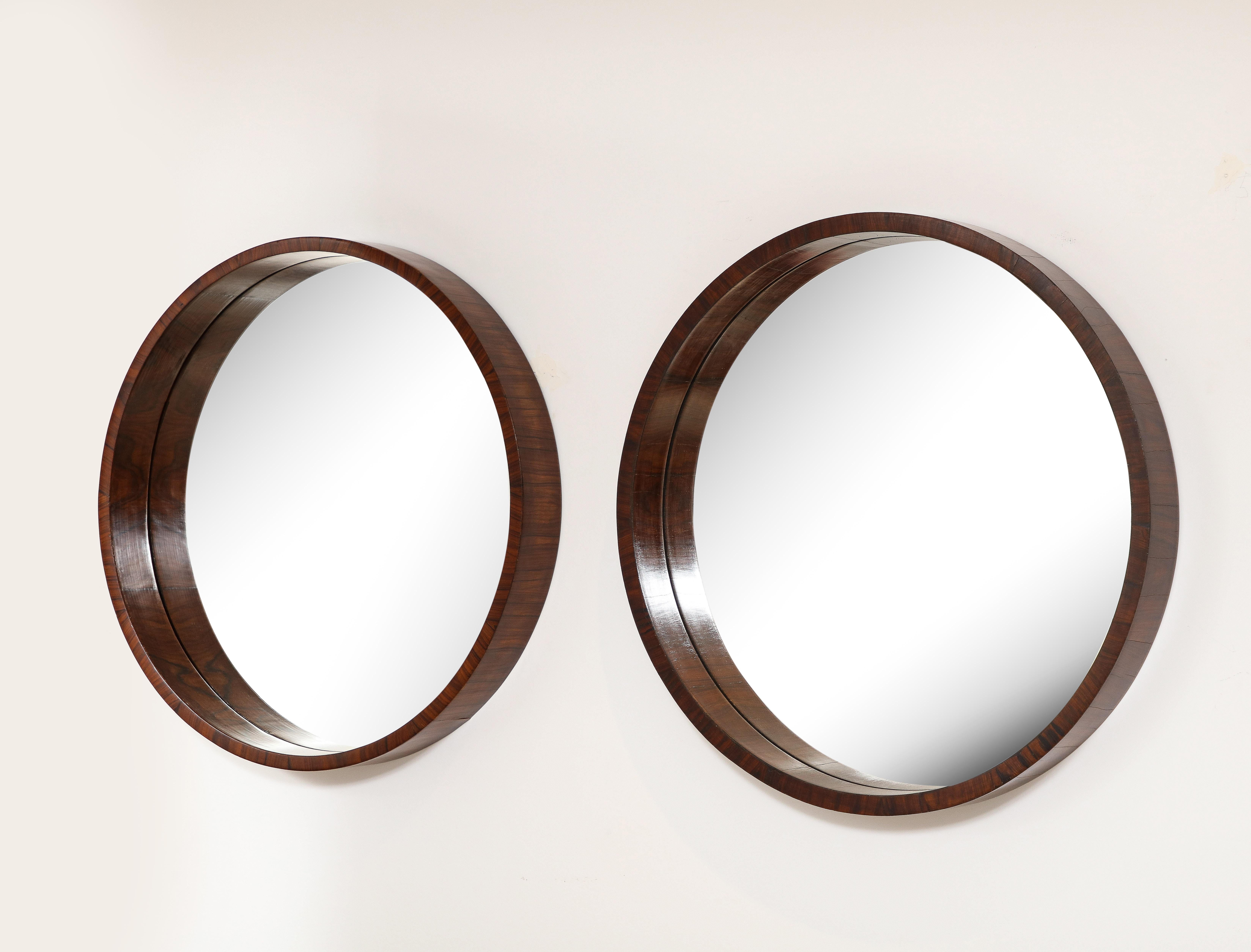 Dieses Paar moderner Massivholzspiegel aus der Mitte des Jahrhunderts ist aus hochwertigem Massivholz gefertigt und verfügt über einen robusten Rahmen.

Was diese Spiegel von anderen üblichen Spiegeln unterscheidet, ist ihre größere Tiefe. Die