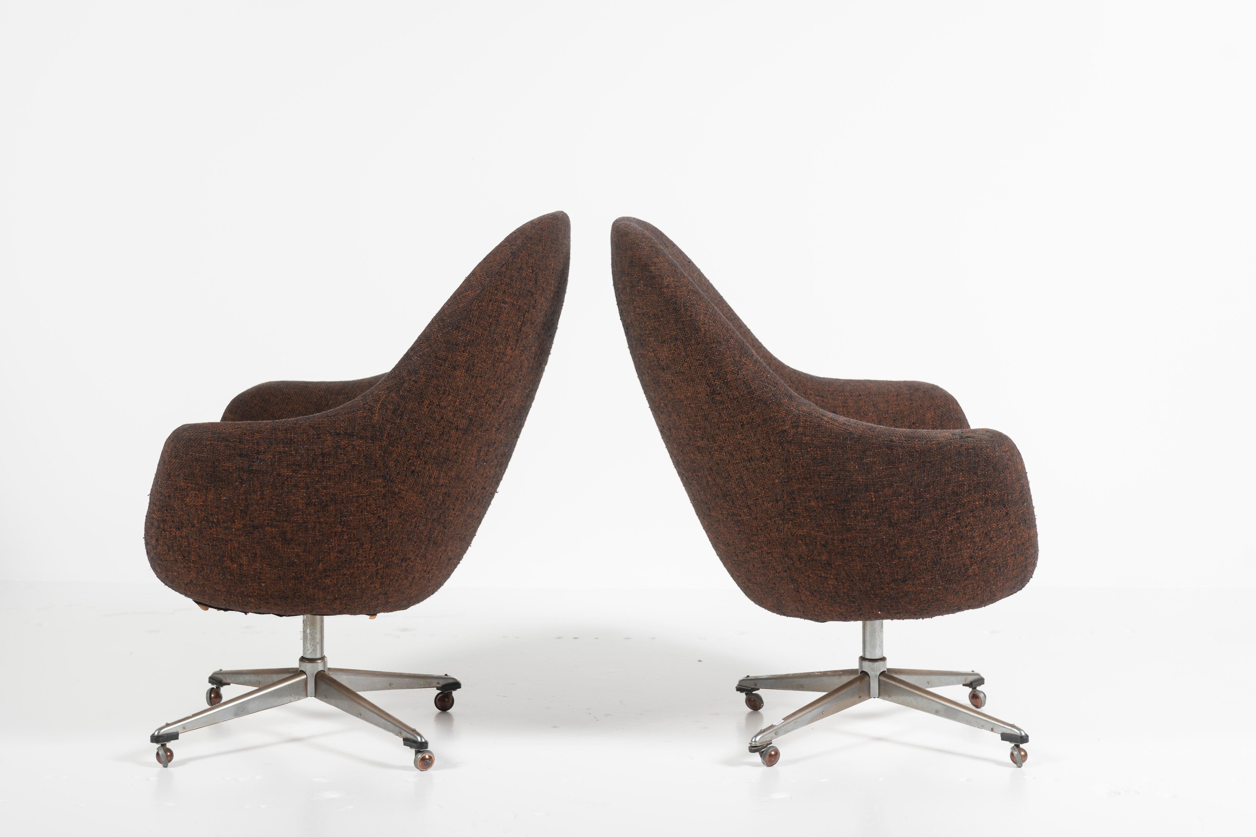 Swedish Pair of Mid-Century Modern Wool Overman Swivel Chairs, with Casters, Sweden 1960 For Sale